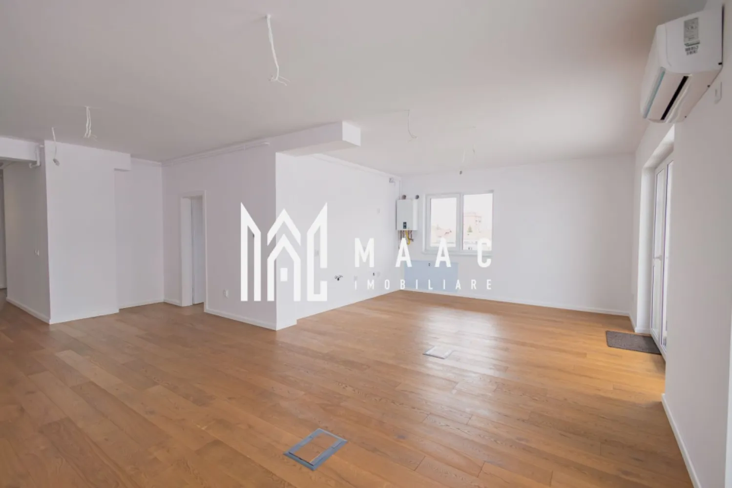 Penthouse | 4 camere | Balcon | Parcare | Terasa | D. Stanca - MAAC Imobiliare prezintă un penthouse situat pe strada Doamna Stanca, într-o zonă în dezvoltare continuă și excelent conectată la toate facilitățile urbane. Proprietatea poate fi predată fie la alb, conform stadiului actual prezentat în poze, fie finisată la cheie, în funcție de preferințele cumpărătorului.

Caracteristici:
Suprafața utilă a penthouse-ului este de 112 mp
Construcția este finalizată în anul 2023

Compartimentare:
Living open space cu bucataria
Două băi
Acces pe balcon de 10 mp din două dormitoare
Terasă de 78.5 mp, cu ieșire directă din living și bucătărie.

Dotări și beneficii:
Încălzire în pardoseală cu centrală termică proprie
Sistem de aer condiționat montat, gata de utilizare.
Predare flexibilă: la alb, conform fotografiilor, sau complet finisat la cheie, contra cost.
Prețul include TVA, avantaj important pentru achiziții prin firmă.

Avantajele zonei
Zona este complet dezvoltată și oferă acces rapid la centre comerciale, supermarketuri, restaurante, farmacii, transport public și alte servicii necesare unei vieți confortabile.

Pentru mai multe detalii precizati telefonic ca ati vazut anuntul cu ID: CP2824523