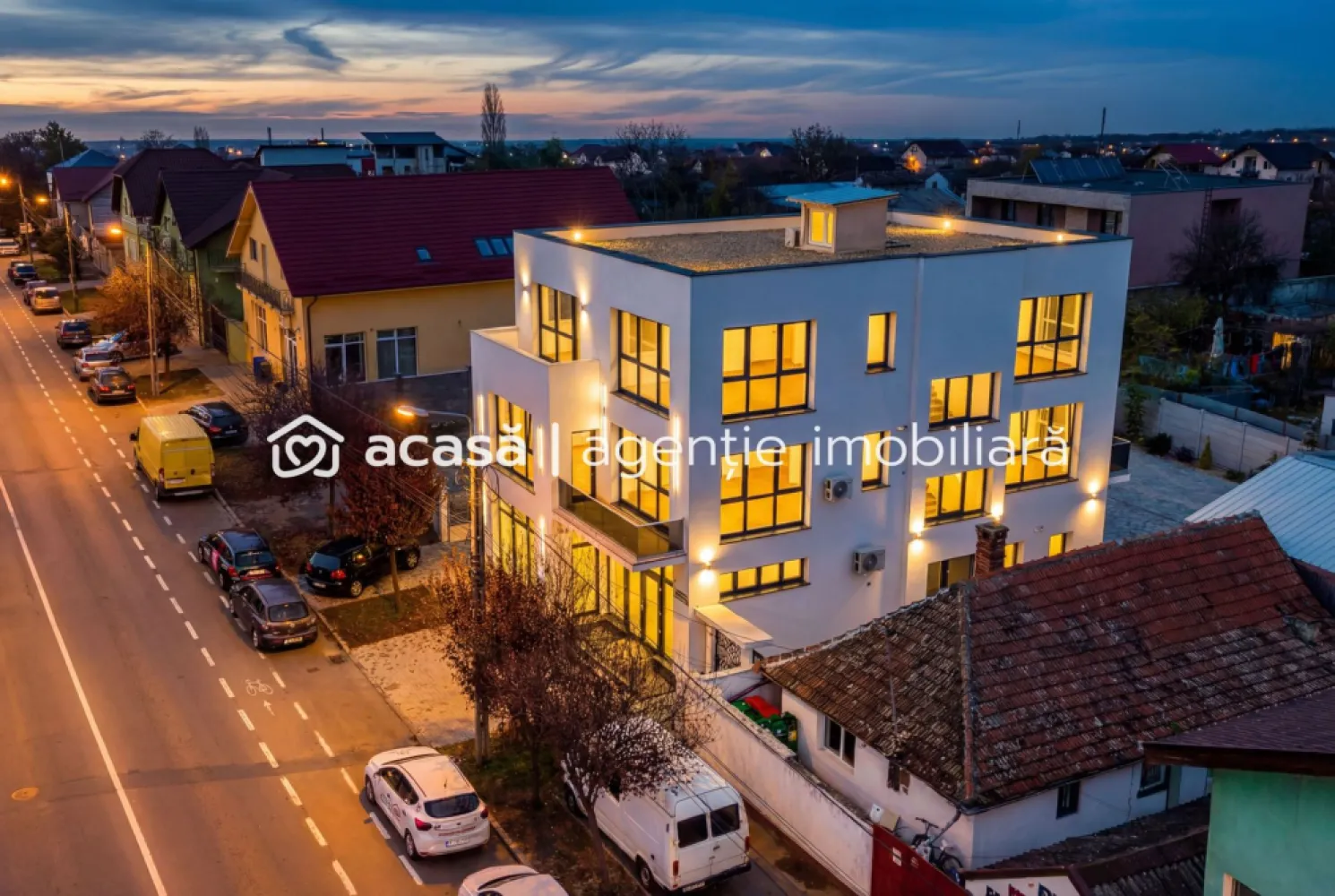 Clădire nouă P+2 cu showroom și birouri în Arad - O proprietate premium pentru companii și antreprenori care vor un sediu reprezentativ.

Dacă ești antreprenor local cu o afacere bine stabilită sau reprezinți o companie regională/națională care caută un punct de lucru strategic în Arad, această clădire este soluția ideală.

Proprietatea oferă:

🔹 Parter perfect pentru showroom sau recepție clienți
Vitrină stradală generoasă (≈10 m)
Front de 16 m pe o arteră circulată
Spațiu ușor de personalizat pentru expunere, consultanță sau vânzări

🔹 Două etaje complet finisate – ideale pentru birouri sau apartamente
366,68 mp utili | 414 mp construiți
Înălțime interioară 3 m
5 grupuri sanitare
Perfect pentru logistică ușoară, echipă de vânzări, management sau departamente back-office

🔹 Accesibilitate excelentă
Str. Pădurii – acces la principalele rute de intrare în oraș și la Autostrada A1
6 locuri de parcare în incintă + acces persoane cu dizabilități
Infrastructură completă: apă, canalizare, gaz, curent, irigații

🔹 Clădire stand-alone – avantaj major pentru orice business
Nu depinzi de vecini
Posibilitate de branding exterior
Imagine profesională imediată pentru clienți și parteneri

🔹 Specificații tehnice
Regim înălțime: P+2
An construcție: 2025
Suprafață teren: 454 mp
Disponibilitate: imediată
Sistem de alarmă, centrală termică, utilități complete

💼 De ce această clădire este potrivită pentru tine
✔ Dacă ești antreprenor local: scapi de chirii mari și câștigi un sediu propriu pentru showroom și birouri.
✔ Dacă ești o companie regională/națională imobilul reprezintă un punct de lucru stabil, ușor accesibil și reprezentativ în Arad.

Pentru detalii și vizionare apelați:
Florin Moș – 0721356746

Nu dispui de toată suma? Te ajutăm noi gratuit! Îți obținem oferte de la 16 bănci.

Ai o proprietate de vânzare în Arad și vrei să știi cât valorează cu adevărat?
Sună-mă pentru o evaluare gratuită, fără obligații.

Birou: ACASĂ | Agenție imobiliară Arad
Bulevardul Decebal 2, Arad 310133