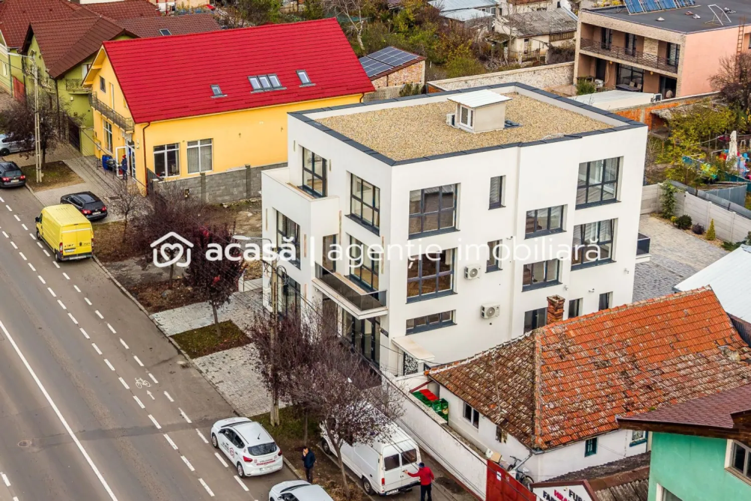 Clădire nouă P+2 cu showroom și birouri în Arad - O proprietate premium pentru companii și antreprenori care vor un sediu reprezentativ.

Dacă ești antreprenor local cu o afacere bine stabilită sau reprezinți o companie regională/națională care caută un punct de lucru strategic în Arad, această clădire este soluția ideală.

Proprietatea oferă:

🔹 Parter perfect pentru showroom sau recepție clienți
Vitrină stradală generoasă (≈10 m)
Front de 16 m pe o arteră circulată
Spațiu ușor de personalizat pentru expunere, consultanță sau vânzări

🔹 Două etaje complet finisate – ideale pentru birouri sau apartamente
366,68 mp utili | 414 mp construiți
Înălțime interioară 3 m
5 grupuri sanitare
Perfect pentru logistică ușoară, echipă de vânzări, management sau departamente back-office

🔹 Accesibilitate excelentă
Str. Pădurii – acces la principalele rute de intrare în oraș și la Autostrada A1
6 locuri de parcare în incintă + acces persoane cu dizabilități
Infrastructură completă: apă, canalizare, gaz, curent, irigații

🔹 Clădire stand-alone – avantaj major pentru orice business
Nu depinzi de vecini
Posibilitate de branding exterior
Imagine profesională imediată pentru clienți și parteneri

🔹 Specificații tehnice
Regim înălțime: P+2
An construcție: 2025
Suprafață teren: 454 mp
Disponibilitate: imediată
Sistem de alarmă, centrală termică, utilități complete

💼 De ce această clădire este potrivită pentru tine
✔ Dacă ești antreprenor local: scapi de chirii mari și câștigi un sediu propriu pentru showroom și birouri.
✔ Dacă ești o companie regională/națională imobilul reprezintă un punct de lucru stabil, ușor accesibil și reprezentativ în Arad.

Pentru detalii și vizionare apelați:
Florin Moș – 0721356746

Nu dispui de toată suma? Te ajutăm noi gratuit! Îți obținem oferte de la 16 bănci.

Ai o proprietate de vânzare în Arad și vrei să știi cât valorează cu adevărat?
Sună-mă pentru o evaluare gratuită, fără obligații.

Birou: ACASĂ | Agenție imobiliară Arad
Bulevardul Decebal 2, Arad 310133