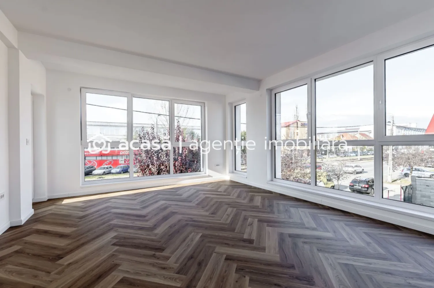 Clădire nouă P+2 cu showroom și birouri în Arad - O proprietate premium pentru companii și antreprenori care vor un sediu reprezentativ.

Dacă ești antreprenor local cu o afacere bine stabilită sau reprezinți o companie regională/națională care caută un punct de lucru strategic în Arad, această clădire este soluția ideală.

Proprietatea oferă:

🔹 Parter perfect pentru showroom sau recepție clienți
Vitrină stradală generoasă (≈10 m)
Front de 16 m pe o arteră circulată
Spațiu ușor de personalizat pentru expunere, consultanță sau vânzări

🔹 Două etaje complet finisate – ideale pentru birouri sau apartamente
366,68 mp utili | 414 mp construiți
Înălțime interioară 3 m
5 grupuri sanitare
Perfect pentru logistică ușoară, echipă de vânzări, management sau departamente back-office

🔹 Accesibilitate excelentă
Str. Pădurii – acces la principalele rute de intrare în oraș și la Autostrada A1
6 locuri de parcare în incintă + acces persoane cu dizabilități
Infrastructură completă: apă, canalizare, gaz, curent, irigații

🔹 Clădire stand-alone – avantaj major pentru orice business
Nu depinzi de vecini
Posibilitate de branding exterior
Imagine profesională imediată pentru clienți și parteneri

🔹 Specificații tehnice
Regim înălțime: P+2
An construcție: 2025
Suprafață teren: 454 mp
Disponibilitate: imediată
Sistem de alarmă, centrală termică, utilități complete

💼 De ce această clădire este potrivită pentru tine
✔ Dacă ești antreprenor local: scapi de chirii mari și câștigi un sediu propriu pentru showroom și birouri.
✔ Dacă ești o companie regională/națională imobilul reprezintă un punct de lucru stabil, ușor accesibil și reprezentativ în Arad.

Pentru detalii și vizionare apelați:
Florin Moș – 0721356746

Nu dispui de toată suma? Te ajutăm noi gratuit! Îți obținem oferte de la 16 bănci.

Ai o proprietate de vânzare în Arad și vrei să știi cât valorează cu adevărat?
Sună-mă pentru o evaluare gratuită, fără obligații.

Birou: ACASĂ | Agenție imobiliară Arad
Bulevardul Decebal 2, Arad 310133
