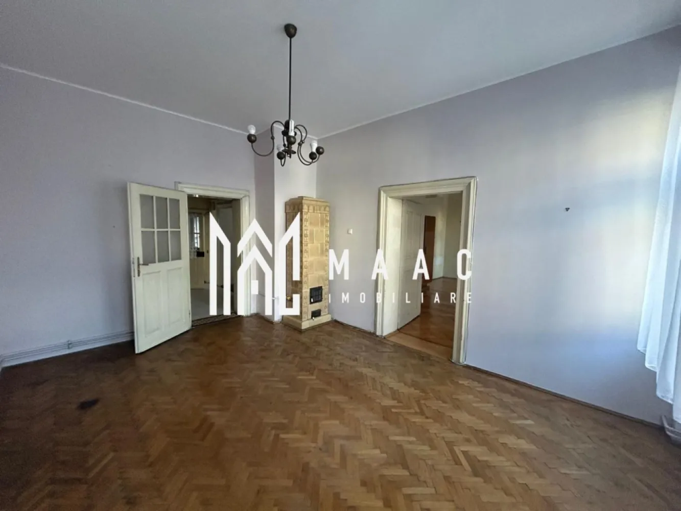 OPORTUNITATE-Apartament 3 Camere I Etaj 1 I Ultracentral - Se oferă spre vânzare un apartament cu 3 camere, având o suprafață utilă de 84 mp, situat la etajul 1, într-un imobil cu curte comună, într-o zonă Ultracentrală. Caracteristici principale: 3 camere spațioase Suprafață utilă: 84 mp Etaj: 1 Curte comună, cu doar 2 vecini Încălzire mixtă: centrală termică și sobe de teracotă Tavane înalte, ce oferă un plus de volum și lumină Pivniță Pod Avantaje: Zonă ultracentrală, cu acces rapid către toate punctele de interes Comunitate restrânsă și liniștită Potrivit atât pentru locuință, cât și pentru investiție Spații de depozitare generoase. Pentru informati si vizionari: ID: CP2763503 }}