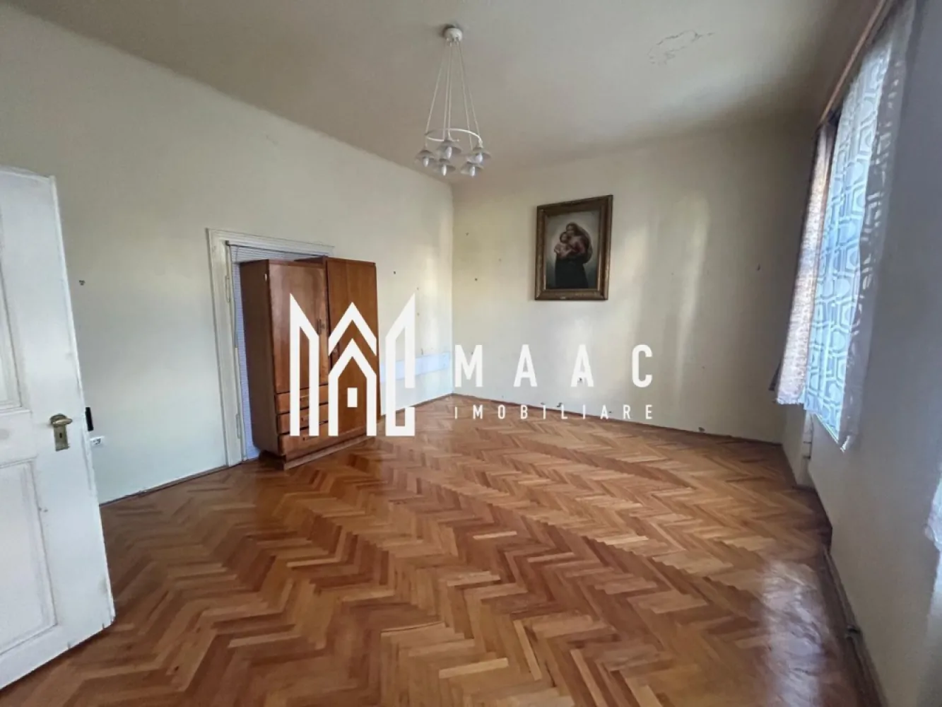 OPORTUNITATE-Apartament 3 Camere I Etaj 1 I Ultracentral - Se oferă spre vânzare un apartament cu 3 camere, având o suprafață utilă de 84 mp, situat la etajul 1, într-un imobil cu curte comună, într-o zonă Ultracentrală. Caracteristici principale: 3 camere spațioase Suprafață utilă: 84 mp Etaj: 1 Curte comună, cu doar 2 vecini Încălzire mixtă: centrală termică și sobe de teracotă Tavane înalte, ce oferă un plus de volum și lumină Pivniță Pod Avantaje: Zonă ultracentrală, cu acces rapid către toate punctele de interes Comunitate restrânsă și liniștită Potrivit atât pentru locuință, cât și pentru investiție Spații de depozitare generoase. Pentru informati si vizionari: ID: CP2763503 }}