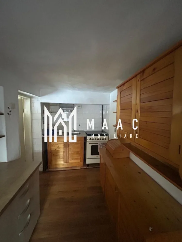 OPORTUNITATE-Apartament 3 Camere I Etaj 1 I Ultracentral - Se oferă spre vânzare un apartament cu 3 camere, având o suprafață utilă de 84 mp, situat la etajul 1, într-un imobil cu curte comună, într-o zonă Ultracentrală. Caracteristici principale: 3 camere spațioase Suprafață utilă: 84 mp Etaj: 1 Curte comună, cu doar 2 vecini Încălzire mixtă: centrală termică și sobe de teracotă Tavane înalte, ce oferă un plus de volum și lumină Pivniță Pod Avantaje: Zonă ultracentrală, cu acces rapid către toate punctele de interes Comunitate restrânsă și liniștită Potrivit atât pentru locuință, cât și pentru investiție Spații de depozitare generoase. Pentru informati si vizionari: ID: CP2763503 }}