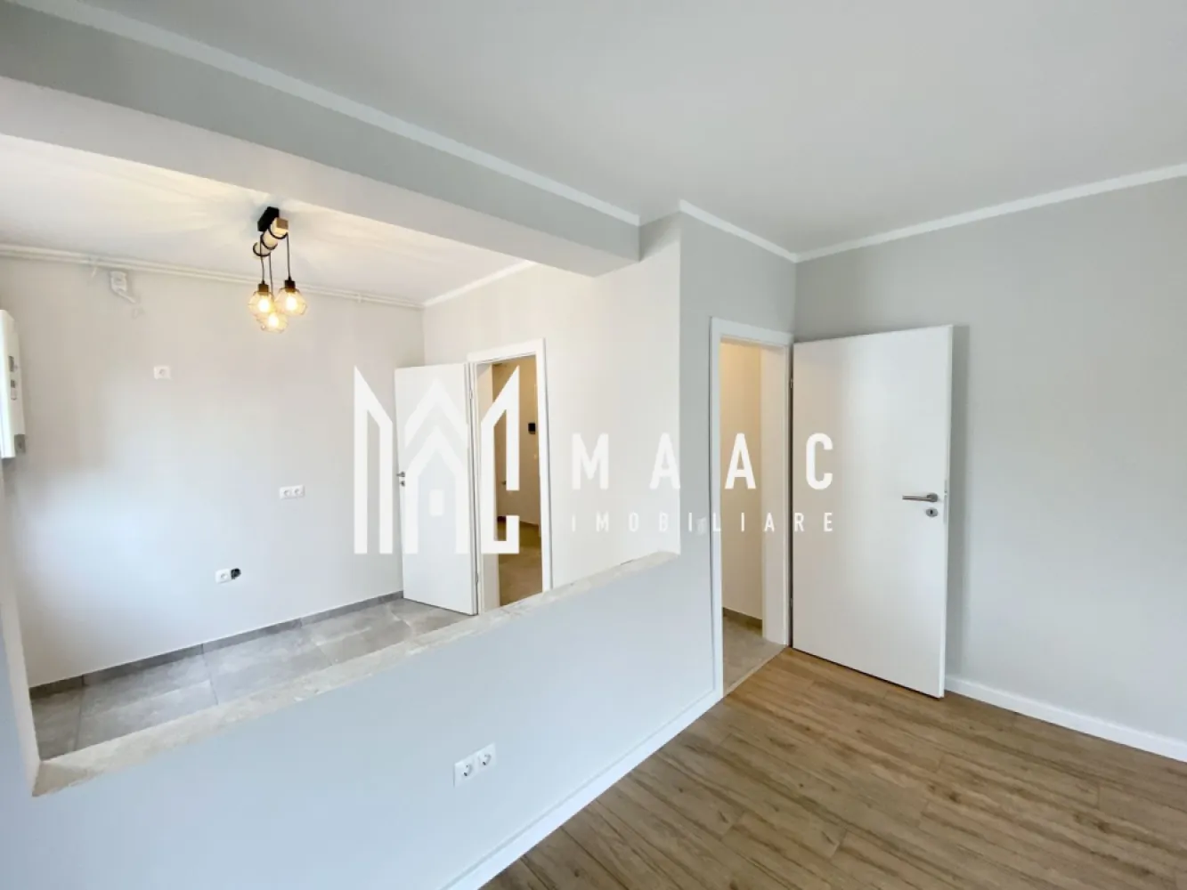 Apartament 2 camere - intabulat, finisat la cheie I Comision 0% - MAAC Imobiliare vă propune spre vânzare un apartament cu 2 camere - intabulat, finisat la cheie.

Modalități de plată flexibile: Îți oferim posibilitatea de a alege între sursele tale proprii de finanțare sau opțiuni de credit ipotecar, fără să afecteze prețul final.

Descriere apartament:

Suprafață utilă de 52.10 mp
Configurație decomandată, cu un hol de acces, o bucătărie separată, un living cu ieșire pe balcon, un dormitor și o baie.

Avantajele acestui apartament:

Terasă cu hidroizolație și sistem de drenaj
Încălzire în pardoseală
Balcon cu orientare sudică
Loc de parcare inclus
Priveliște panoramică
Predare la stadiul de finisare la cheie
Numeroase spații de depozitare
Izolare eficientă cu vată bazaltică
Balconul și casa scării finisate la cheie, cu granit și sticlă securizată
Design arhitectural distinctiv, cu elemente din larice siberian și piatră naturală
Ocupare teritorială redusă, cu 25% din suprafață și 45% spații verzi
Zonă cu vegetație bogată, 4 locuri de joacă pentru copii și un teren de fotbal
Loc de parcare: Un loc de parcare este inclus în prețul acestui apartament.

Distante: La doar 4 minute de zona Industrială Vest, 4 minute de Metro și 15 minute de centrul istoric al Sibiului.

Pentru mai multe detalii precizati telefonic ca ati vazut anuntul cu ID: CP2257689