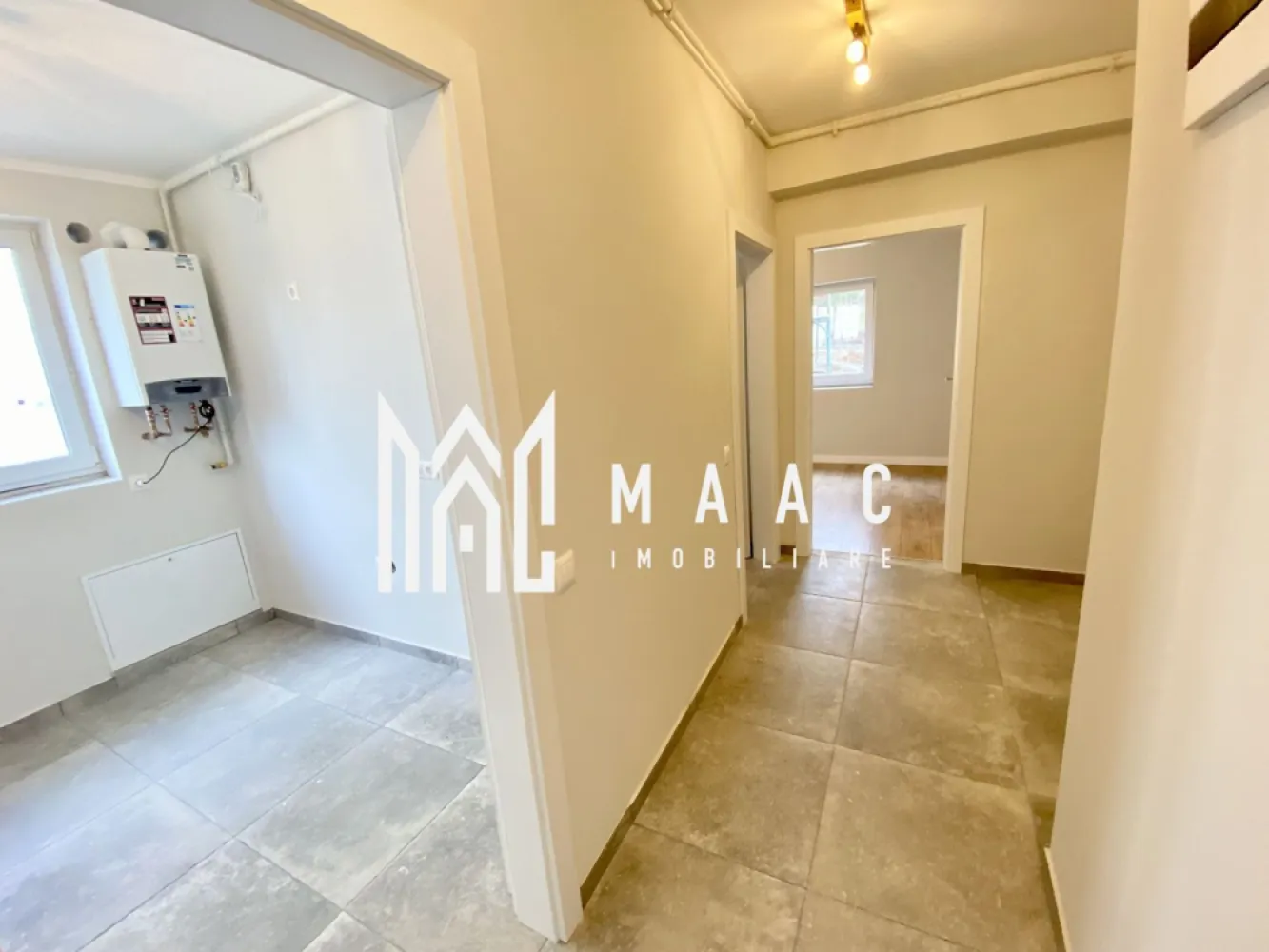 Apartament 2 camere - intabulat, finisat la cheie I Comision 0% - MAAC Imobiliare vă propune spre vânzare un apartament cu 2 camere - intabulat, finisat la cheie.

Modalități de plată flexibile: Îți oferim posibilitatea de a alege între sursele tale proprii de finanțare sau opțiuni de credit ipotecar, fără să afecteze prețul final.

Descriere apartament:

Suprafață utilă de 52.10 mp
Configurație decomandată, cu un hol de acces, o bucătărie separată, un living cu ieșire pe balcon, un dormitor și o baie.

Avantajele acestui apartament:

Terasă cu hidroizolație și sistem de drenaj
Încălzire în pardoseală
Balcon cu orientare sudică
Loc de parcare inclus
Priveliște panoramică
Predare la stadiul de finisare la cheie
Numeroase spații de depozitare
Izolare eficientă cu vată bazaltică
Balconul și casa scării finisate la cheie, cu granit și sticlă securizată
Design arhitectural distinctiv, cu elemente din larice siberian și piatră naturală
Ocupare teritorială redusă, cu 25% din suprafață și 45% spații verzi
Zonă cu vegetație bogată, 4 locuri de joacă pentru copii și un teren de fotbal
Loc de parcare: Un loc de parcare este inclus în prețul acestui apartament.

Distante: La doar 4 minute de zona Industrială Vest, 4 minute de Metro și 15 minute de centrul istoric al Sibiului.

Pentru mai multe detalii precizati telefonic ca ati vazut anuntul cu ID: CP2257689