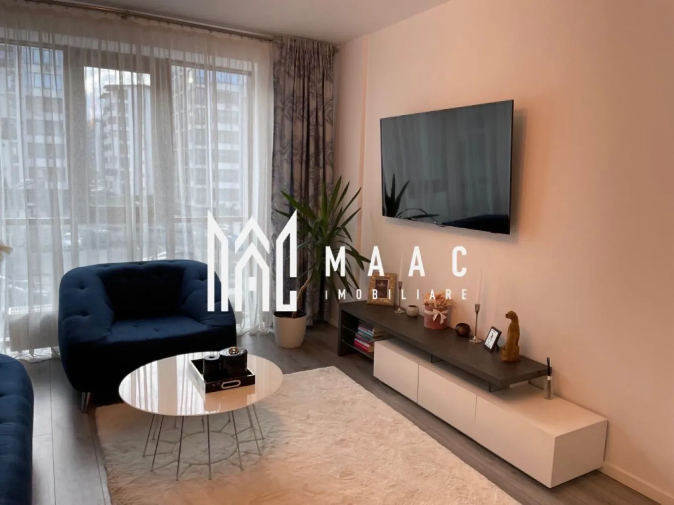 Apartament 2 camere | Etaj 2 | Balcon | 55 MPU | Doamna Stanca - MAAC Imobiliare vă propune spre vânzare un apartament modern, situat pe strada Mihai Viteazu, într-un imobil relativ nou, cu acces facil către principalele puncte de interes ale orașului. Detalii proprietate: Suprafață utilă: 55 mp Etaj: 2 Compartimentare: Living Bucătărie Dormitor Baie Hol Balcon Parcare: Loc de parcare exterior privat, inclus în ofertă Dotări și finisaje: Apartamentul se vinde complet mobilat și utilat, conform imaginilor Electrocasnice incluse: frigider plită cuptor electric mașină de spălat rufe Centrală termică proprie Apartamentul se predă fără televizoare Detalii imobil: Bloc construit în 2019 Lift Video-interfon Pentru mai multe detalii precizati telefonic ca ati vazut anuntul cu ID: CP2869049 }}