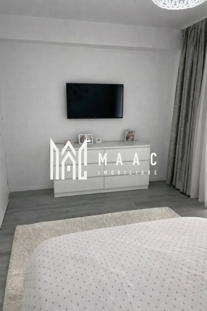 Apartament 2 camere | Etaj 2 | Balcon | 55 MPU | Doamna Stanca - MAAC Imobiliare vă propune spre vânzare un apartament modern, situat pe strada Mihai Viteazu, într-un imobil relativ nou, cu acces facil către principalele puncte de interes ale orașului. Detalii proprietate: Suprafață utilă: 55 mp Etaj: 2 Compartimentare: Living Bucătărie Dormitor Baie Hol Balcon Parcare: Loc de parcare exterior privat, inclus în ofertă Dotări și finisaje: Apartamentul se vinde complet mobilat și utilat, conform imaginilor Electrocasnice incluse: frigider plită cuptor electric mașină de spălat rufe Centrală termică proprie Apartamentul se predă fără televizoare Detalii imobil: Bloc construit în 2019 Lift Video-interfon Pentru mai multe detalii precizati telefonic ca ati vazut anuntul cu ID: CP2869049 }}