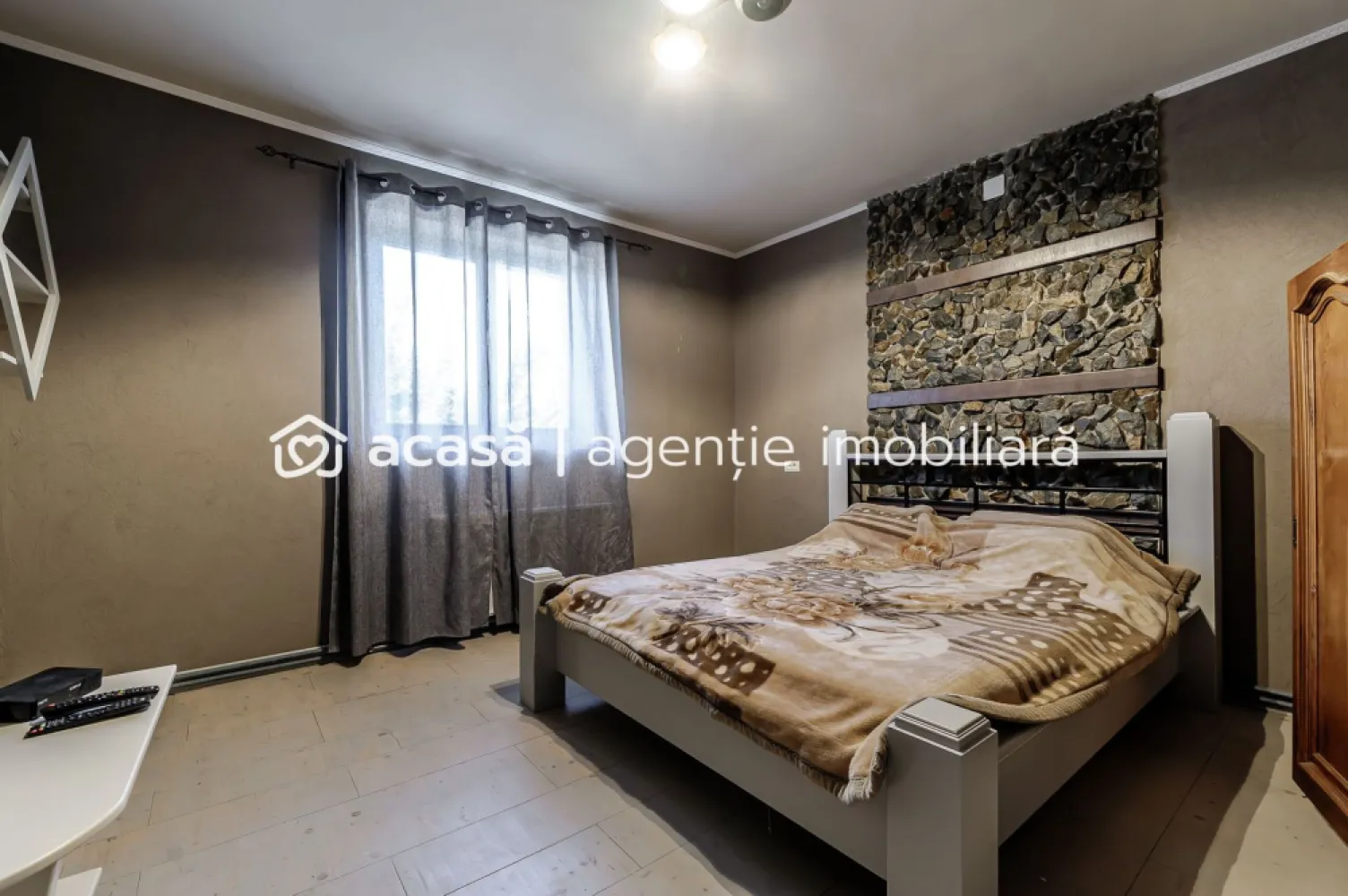 Casa 4 camere - Teren 1603mp - Livada, Arad - COMISION 0% - Vă propunem spre vânzare o casă solidă, în mare parte din cărămidă, situată în comuna Livada, la doar câteva minute de municipiul Arad, ideală pentru o familie care își dorește liniște, spațiu și confort.

📐 Compartimentare și dotări:
- 3 dormitoare
- Living spațios cu loc de luat masa, cu acces direct la bucătărie
- Hol generos
- Baie cu cadă
- Terasă acoperită, ideală pentru relaxare sau zonă de grătar

🏡 Detalii ale construcției:
- Casă izolată la exterior pentru un plus de confort termic
- Acoperiș nou, complet schimbat
- Încălzire prin centrală termică pe gaz

🌳 Teren și facilități exterioare:
- Suprafață teren: 1.603 mp
- Front stradal: 19 ml
- Acces auto și numeroase locuri de parcare
- Grădină cu pomi fructiferi, viță de vie cu rod bogat și o seră pentru legume

Această proprietate este perfectă pentru cei care doresc să se bucure de avantajele vieții la curte, cu spații generoase și natură la îndemână, dar în același timp să rămână aproape de oraș.

📞 Pentru mai multe informații sau pentru programarea unei vizionări, nu ezitați să mă contactați la 0755 274 519 - Daniel Hord - Consultant imobiliar

Nu dispui de toată suma? Te ajutăm noi gratuit! Îți obținem oferte de la 16 bănci
Ai o proprietate de vânzare în Arad și vrei să știi cât valorează cu adevărat?
Sună-mă pentru o evaluare GRATUITĂ!

Birou: ACASĂ | Agenție imobiliară Arad
Adresă: Bulevardul Decebal 2, Arad 310133