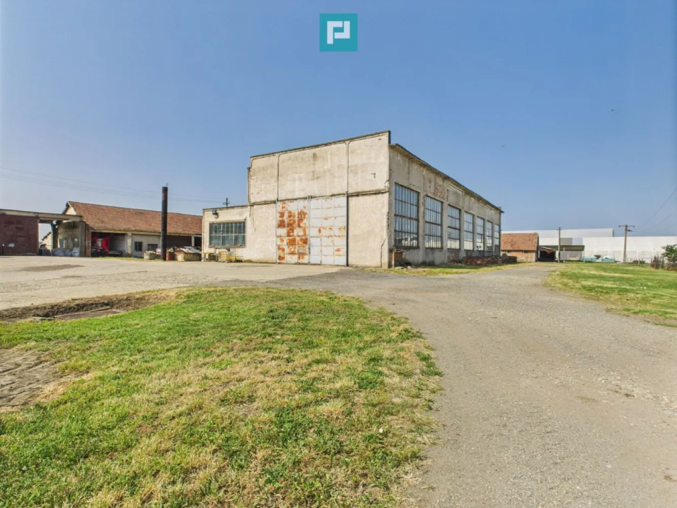 Hală pentru producție - 700 mp utili - Property Lab vă propune spre inchiriere - Hală ideală pentru activități de producție, depozitare sau logistică, având acces facil către infrastructura rutieră principală , situată intr--un complex industrial complet funcțional.
La doar 20 km de Timișoara, această proprietate este alegerea perfectă pentru companii care caută spațiu generos, utilități complete și acces excelent.
În cadrul unui complex industrial din Orțișoara, vă oferim spre închiriere o hală de producție cu:

- Suprafață utilă: 700 mp 
- Suprafață construită: 840 mp 
- Dotări: Pod rulant, curent trifazic 
- Acces: TIR și auto , parcare.
- Acces securizat
- Utilități: Apă, canal, curent – toate pe proprietate

Pentru mai multe detalii și pentru programarea unei vizionări, nu ezitați să ne contactați.

Dina Driment – Property Lab 
Telefon: 0721 869 140 
e-mail: dina.driment@propertylab.ro

CP2608999