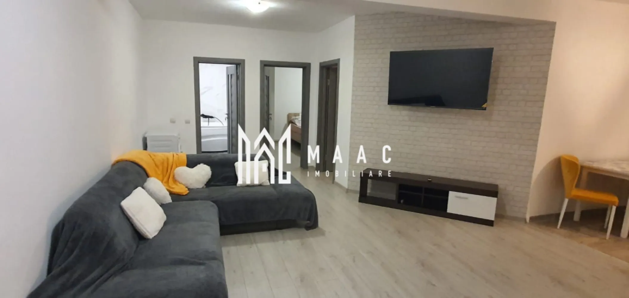 Apartament 3 camere | Etaj 3 | 72 mpu | Modern | Aleea Sevis - MAAC Imobiliare vă propune spre închiriere un apartament cu 3 camere, decomandat, situat într-o zonă apreciată a orașului, pe Aleea Seviș, cartier Hipodrom III. Apartamentul are o suprafață utilă de 72 mp și este amplasat la etajul 3 din 4 al unui imobil bine întreținut. Compartimentarea este practică și modernă, fiind compus din două dormitoare, living generos cu bucătărie open-space, baie dotată cu jacuzzi și balcon de 4 mp, ideal pentru relaxare. Locuința se închiriază complet mobilată și utilată, cu finisaje moderne, oferind un nivel ridicat de confort. Beneficiază de centrală termică proprie cu calorifere, asigurând eficiență energetică și costuri reduse de întreținere. Condiții de închiriere: Contract pe perioadă minimă de 12 luni Garanție: echivalentul unei chirii lunare Nu se acceptă animale de companie Apartamentul este ideal pentru persoane sau familii care își doresc un spațiu modern, bine poziționat și gata de mutare imediată. Pentru mai multe detalii sau pentru programarea unei vizionări, MAAC Imobiliare vă stă cu drag la dispoziție. ID: CP2868761. }}