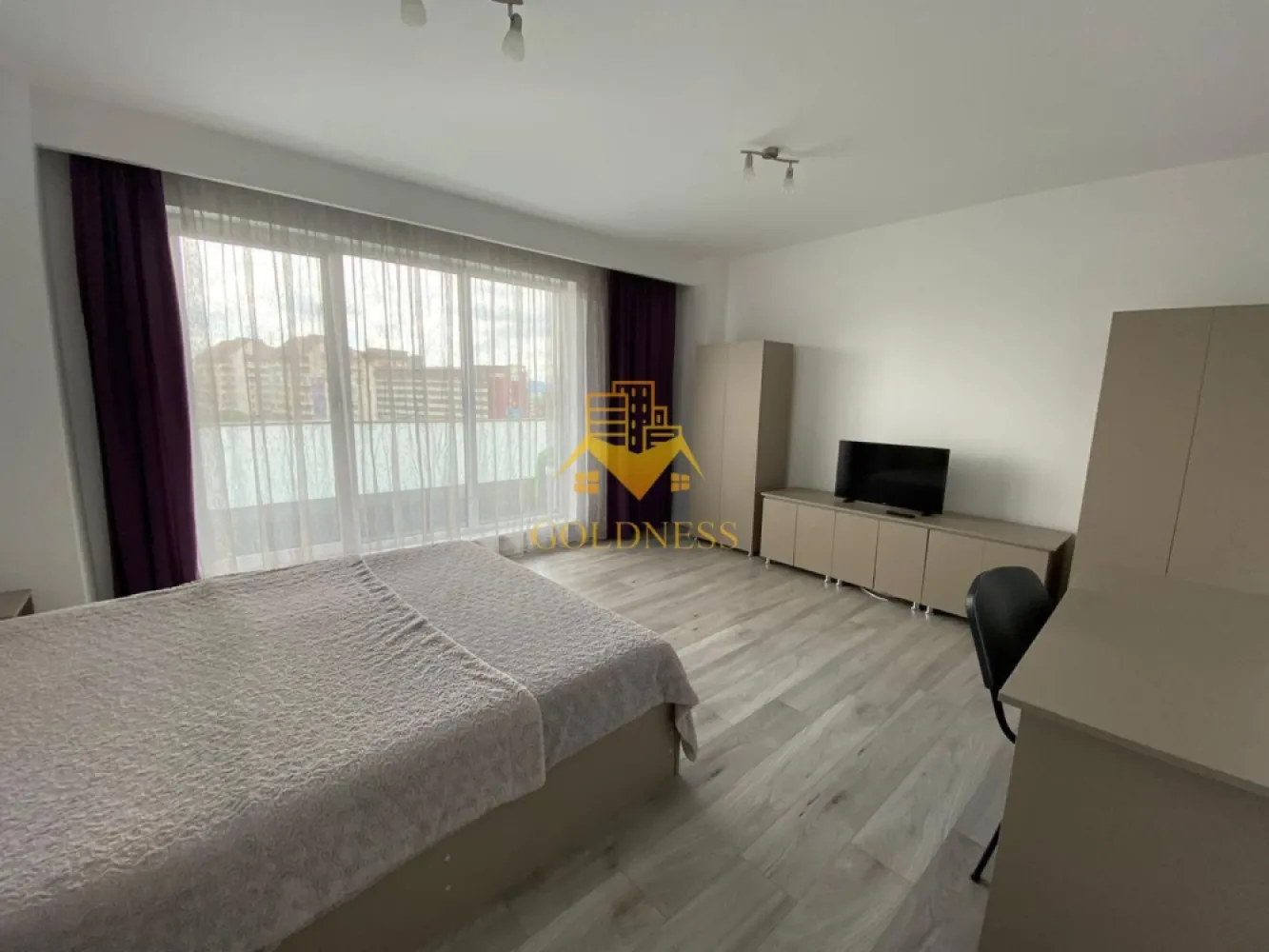 2 camere decomandate, bloc Nou, parcare, Andrei Muresanu, UTCN, Sigma - GOLDNESS Imobiliare vă propune spre închiriere un apartament cu 2 camere complet mobilat și utilat, la etajul 6 într-un imobil de 8 etaje, în Cartierul Andrei Muresanu.
Se poate inchiria parcare subterana cu 50 euro!
Se află în apropierea stațiilor de transport în comun, magazine, restaurante, spații verzi, farmacii, etc. 

Apartamentul este compartimentat astfel:
 - dormitor cu pat matrimonial, dressing, noptiere
 - dormitor cu pat matrimonial, dressing, noptiere
 - bucatarie complet utilată și mobilată, loc de servit masa 
 - baie cu cada, calorifer port prosop și dulap pentru depozitare.
 - terasa de 10 mp.

Imobilul este dotat cu toate cele necesare- centrală proprie, frigider, aragaz, hotă, mașină de spălat haine, etc. 

Dacă sunteți interesați de acest apartament și doriți să îl vizionați, dar și pentru alte oferte nu ezitați să ne contactați telefonic sau prin e-mail. Vă stăm la dispoziție!
Pentru intermediere se percepe un comision de 50% din prețul chiriei!