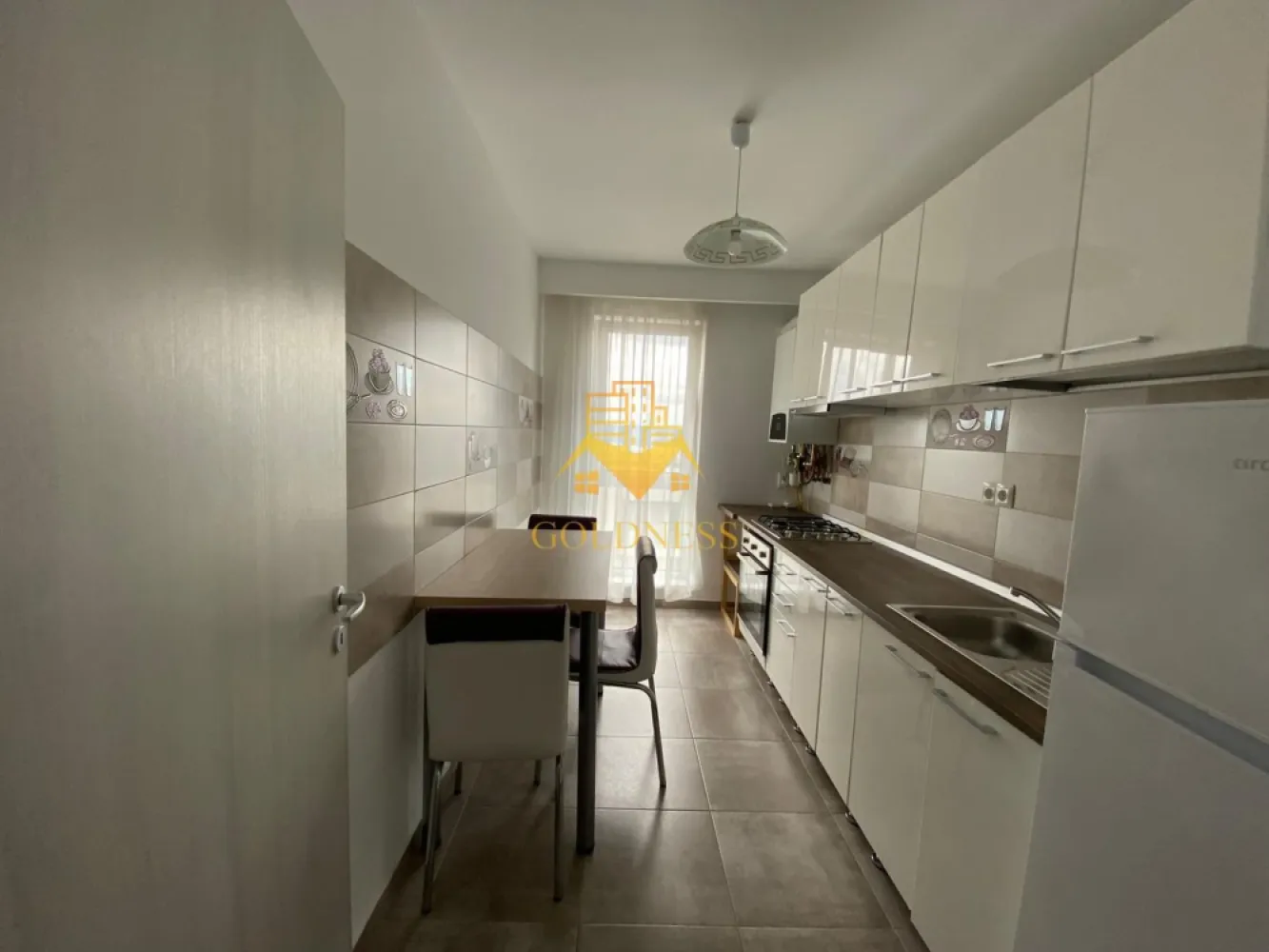 2 camere decomandate, bloc Nou, parcare, Andrei Muresanu, UTCN, Sigma - GOLDNESS Imobiliare vă propune spre închiriere un apartament cu 2 camere complet mobilat și utilat, la etajul 6 într-un imobil de 8 etaje, în Cartierul Andrei Muresanu.
Se poate inchiria parcare subterana cu 50 euro!
Se află în apropierea stațiilor de transport în comun, magazine, restaurante, spații verzi, farmacii, etc. 

Apartamentul este compartimentat astfel:
 - dormitor cu pat matrimonial, dressing, noptiere
 - dormitor cu pat matrimonial, dressing, noptiere
 - bucatarie complet utilată și mobilată, loc de servit masa 
 - baie cu cada, calorifer port prosop și dulap pentru depozitare.
 - terasa de 10 mp.

Imobilul este dotat cu toate cele necesare- centrală proprie, frigider, aragaz, hotă, mașină de spălat haine, etc. 

Dacă sunteți interesați de acest apartament și doriți să îl vizionați, dar și pentru alte oferte nu ezitați să ne contactați telefonic sau prin e-mail. Vă stăm la dispoziție!
Pentru intermediere se percepe un comision de 50% din prețul chiriei!