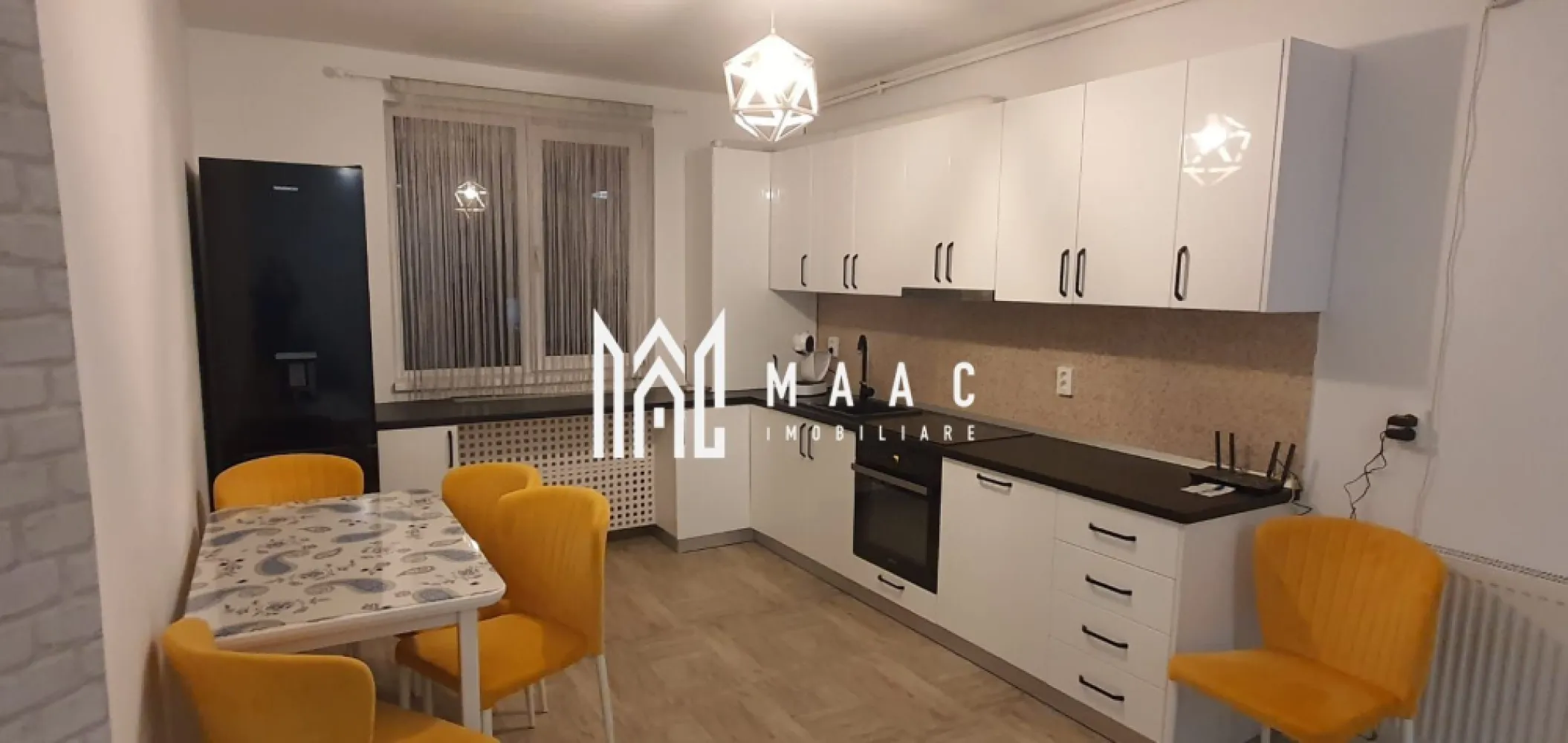 Apartament 3 camere | Etaj 3 | 72 mpu | Modern | Aleea Sevis - MAAC Imobiliare vă propune spre închiriere un apartament cu 3 camere, decomandat, situat într-o zonă apreciată a orașului, pe Aleea Seviș, cartier Hipodrom III. Apartamentul are o suprafață utilă de 72 mp și este amplasat la etajul 3 din 4 al unui imobil bine întreținut. Compartimentarea este practică și modernă, fiind compus din două dormitoare, living generos cu bucătărie open-space, baie dotată cu jacuzzi și balcon de 4 mp, ideal pentru relaxare. Locuința se închiriază complet mobilată și utilată, cu finisaje moderne, oferind un nivel ridicat de confort. Beneficiază de centrală termică proprie cu calorifere, asigurând eficiență energetică și costuri reduse de întreținere. Condiții de închiriere: Contract pe perioadă minimă de 12 luni Garanție: echivalentul unei chirii lunare Nu se acceptă animale de companie Apartamentul este ideal pentru persoane sau familii care își doresc un spațiu modern, bine poziționat și gata de mutare imediată. Pentru mai multe detalii sau pentru programarea unei vizionări, MAAC Imobiliare vă stă cu drag la dispoziție. ID: CP2868761. }}