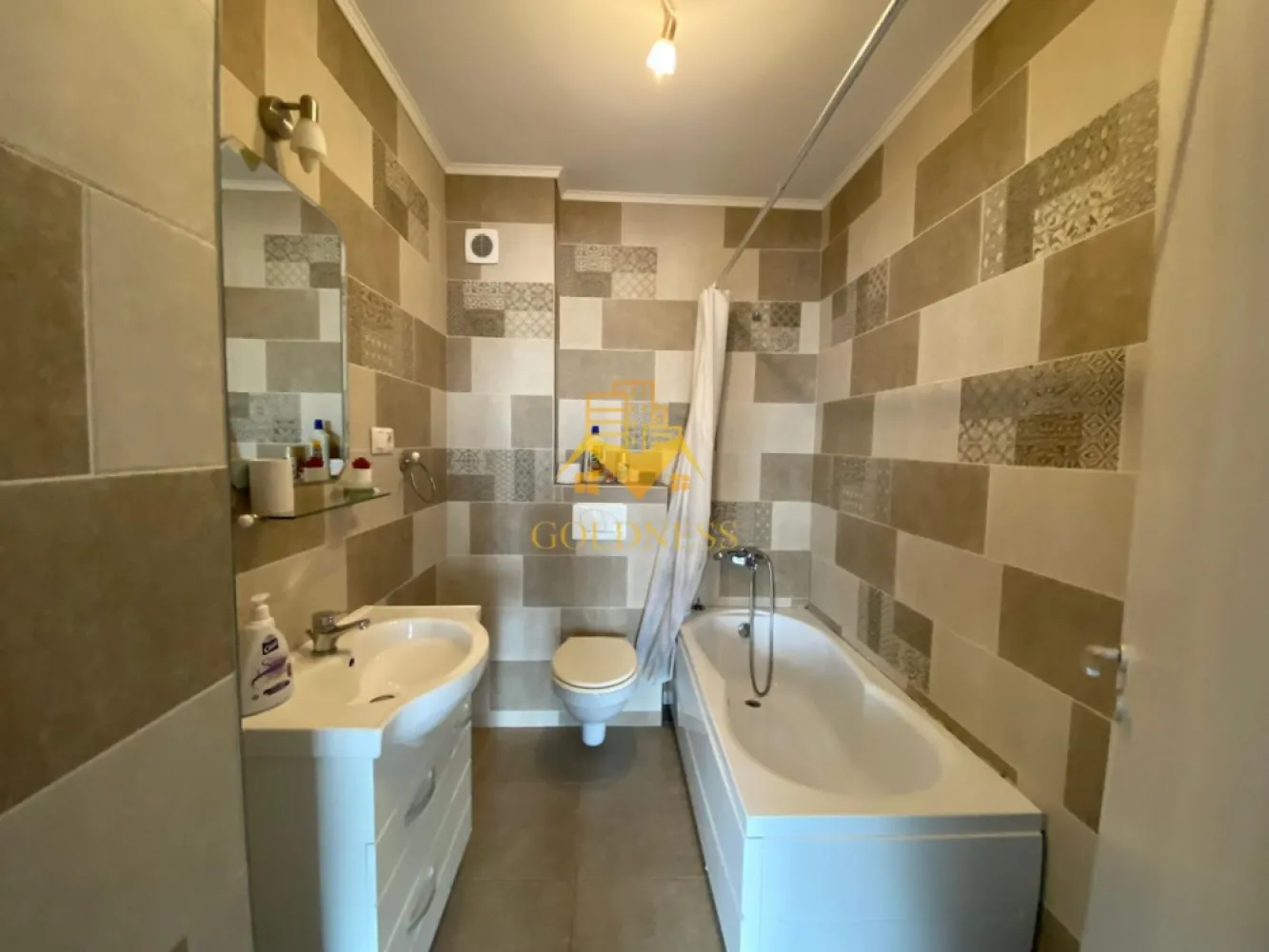 2 camere decomandate, bloc Nou, parcare, Andrei Muresanu, UTCN, Sigma - GOLDNESS Imobiliare vă propune spre închiriere un apartament cu 2 camere complet mobilat și utilat, la etajul 6 într-un imobil de 8 etaje, în Cartierul Andrei Muresanu.
Se poate inchiria parcare subterana cu 50 euro!
Se află în apropierea stațiilor de transport în comun, magazine, restaurante, spații verzi, farmacii, etc. 

Apartamentul este compartimentat astfel:
 - dormitor cu pat matrimonial, dressing, noptiere
 - dormitor cu pat matrimonial, dressing, noptiere
 - bucatarie complet utilată și mobilată, loc de servit masa 
 - baie cu cada, calorifer port prosop și dulap pentru depozitare.
 - terasa de 10 mp.

Imobilul este dotat cu toate cele necesare- centrală proprie, frigider, aragaz, hotă, mașină de spălat haine, etc. 

Dacă sunteți interesați de acest apartament și doriți să îl vizionați, dar și pentru alte oferte nu ezitați să ne contactați telefonic sau prin e-mail. Vă stăm la dispoziție!
Pentru intermediere se percepe un comision de 50% din prețul chiriei!