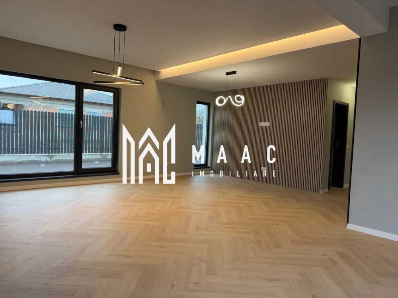 Apartament 4 camere I Curte 200 mp I 4 băi I Predare la cheie I Comision ZERO - MAAC Imobiliare vă propune spre vânzare un apartament exclusivist cu 4 camere, situat la parterul unui imobil boutique cu doar 4 unități locative, amplasat în Cartierul Arhitecților – una dintre cele mai dinamice și apreciate zone rezidențiale din proximitatea Sibiului.

Proprietatea se remarcă prin spațiul generos, compartimentarea modernă și curtea privată de aproximativ 200 mp, ideală pentru relaxare, amenajarea unei grădini sau pentru petrecerea timpului liber în aer liber. Apartamentul beneficiază și de o terasă acoperită de 18,5 mp.

Comision 0 pentru cumpărător.

Detalii apartament
Suprafață utilă: 114,40 mp
Curte proprie: aproximativ 200 mp
Terasă acoperită: 18,5 mp
4 camere: living + 3 dormitoare
4 băi în total
Fiecare dormitor dispune de baie proprie
Living spațios cu bucătărie open-space
Intrare separată pentru un plus de intimitate
2 locuri de parcare incluse
Apartamentul se predă la cheie, cu finisaje premium și materiale de calitate superioară.
Predare imediata

Dotări și facilități ale imobilului
Incălzire în pardoseală
Centrală termică în condensare Bosch
Geamuri termopan cu 3 garnituri pentru izolare termică și fonică superioară
Izolație exterioară cu vată bazaltică de 10 cm
Sistem de supraveghere video 24/7
Balustrade din sticlă securizată
Balcoane și terase hidroizolate
Iluminat exterior ambiental

Apartamentul este situat într-o zonă rezidențială liniștită, aflată în plină dezvoltare, cu acces rapid către Sibiu. Cartierul Arhitecților este preferat de familii datorită comunității moderne, infrastructurii în dezvoltare și proximității față de oraș.

Această proprietate reprezintă o alegere ideală pentru familiile care își doresc un apartament spațios, modern, cu curte proprie și standarde ridicate de construcție.

Pentru mai multe informații sau pentru programarea unei vizionări, vă rugăm să ne contactați și să menționați ID-ul proprietății: CP2526809.
