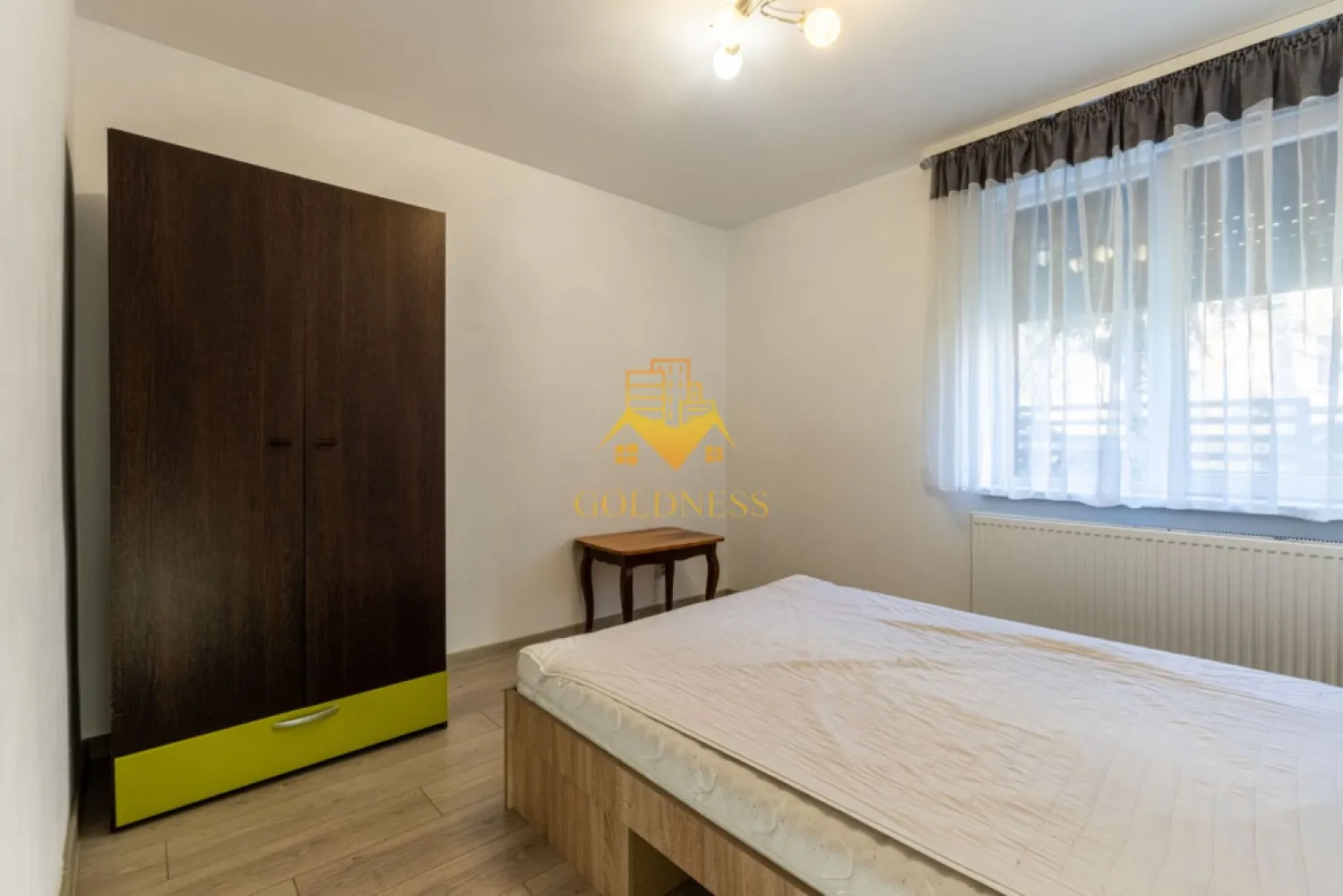 2 camere, modern, parcare, Horea, Crisana, Mihai Viteazu, Pet Friendly - GOLDNESS Imobiliare vă propune spre închiriere un apartament cu 2 camere complet mobilat și utilat, la parter într-un imobil de 4 etaje, în Zona Centrala.
Dispune de loc de parcare!
Se află în apropierea stațiilor de transport în comun, magazine, restaurante, spații verzi, farmacii, etc. 

Apartamentul este compartimentat astfel:
 - dormitor cu pat matrimonial, dressing, noptiere
 - living cu canapea extensibila, spatiu pentru depozitare
 - bucatarie complet mobilata, utilata, loc de luat masa
 - baie cu cada, calorifer port prosop și dulap pentru depozitare.

Imobilul este dotat cu toate cele necesare- centrală proprie, frigider, aragaz, hotă, mașină de spălat haine, etc. 

Dacă sunteți interesați de acest apartament și doriți să îl vizionați, dar și pentru alte oferte nu ezitați să ne contactați telefonic sau prin e-mail. Vă stăm la dispoziție!
Pentru intermediere se percepe un comision de 50% din prețul chiriei!