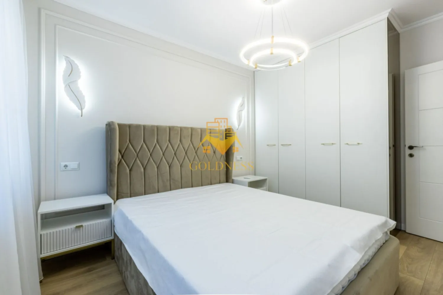 2 camere,lux, zona centrala,Piata Mihai Viteazu,Panemar,Mc Donald's - GOLDNESS Imobiliare vă propune spre închiriere un apartament cu 2 camere complet mobilat și utilat, la etajul 2 într-un imobil de 5 etaje, în zona centrala. Apartamentul este compartimentat astfel:
 - dormitor cu pat matrimonial, dressing, noptiere
 - living cu canapea extensibila, masutana pentru cafea
 - bucatarie complet mobilata, utilata, loc de luat masa
 - baie cu cabina de dus, calorifer port prosop inox și dulap pentru depozitare.
 - terasa de 4 mp.

Imobilul este dotat cu toate cele necesare- centrală proprie, mașină de spălat haine, frigider, plită electrică, hotă, etc. 
Se află în apropierea stațiilor de transport în comun, magazine, restaurante, spații verzi, farmacii, etc. 
Posibilitate de parcare in zona sau in curtea interioara.

Dacă sunteți interesați de acest apartament și doriți să îl vizionați, dar și pentru alte oferte sau detalii nu ezitați să ne contactați telefonic sau prin e-mail - goldnessimobiliare@gmail.com. Vă stăm la dispoziție!