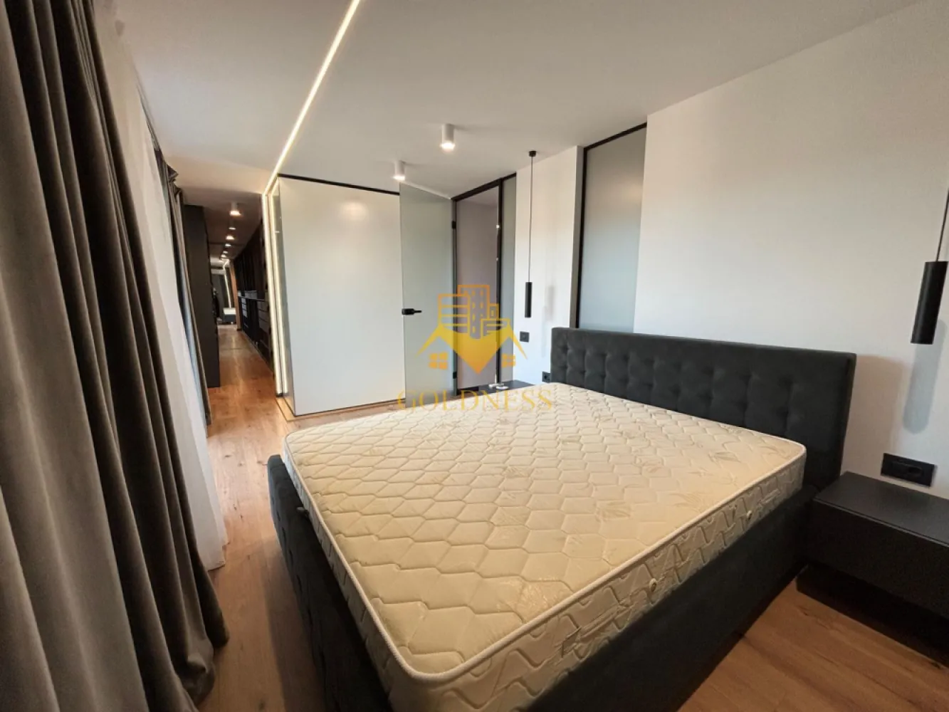 Penthouse mobilat lux, parcare, AC, bloc nou, Semicentral, zona Horea - GOLDNESS Imobiliare vă propune spre închiriere penthouse cu panorama superba la 3 minute de centru, situat intr-o zona linistita. Penthouse-ul cu finisaje de lux este situat la etajul 4 al unui imobil constructie noua cu 4 etaje, dotat cu lift si videointerfon, dispus pe doua niveluri si are urmatoarea compartimentare: la primul nivel regasim un hol, un living luminos impreuna cu bucataria si zona de luat masa cu iesire pe o terasa de 24mp si un balcon de 5 mp, baie iar la al doilea nivel sunt doua dormitoare, din care unul cu dressing si o baie care deserveste cele doua dormitoare, hol, terasa de 24 mp si un balcon de 5 mp. Suprafata utila a apartamentului este de 115 mp, iar suprafata totala a teraselor este de 58 mp.
Apartamentul se inchirieaza pt o perioada de minim 2 ani.

Dacă sunteți interesați de acest apartament și doriți să îl vizionați, dar și pentru alte oferte sau detalii nu ezitați să ne contactați telefonic sau prin e-mail - goldnessimobiliare@gmail.com. Vă stăm la dispoziție!