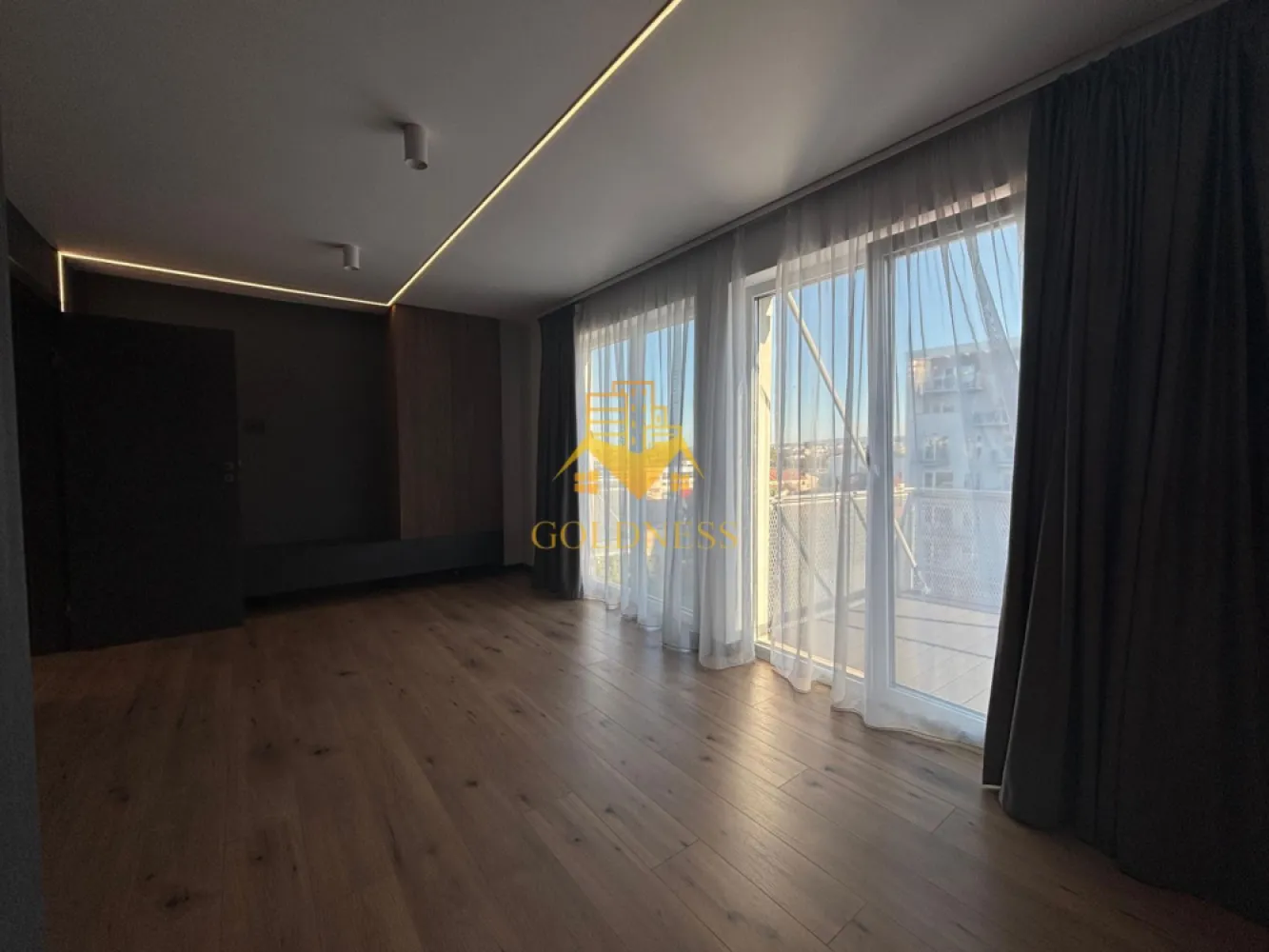 Penthouse mobilat lux, parcare, AC, bloc nou, Semicentral, zona Horea - GOLDNESS Imobiliare vă propune spre închiriere penthouse cu panorama superba la 3 minute de centru, situat intr-o zona linistita. Penthouse-ul cu finisaje de lux este situat la etajul 4 al unui imobil constructie noua cu 4 etaje, dotat cu lift si videointerfon, dispus pe doua niveluri si are urmatoarea compartimentare: la primul nivel regasim un hol, un living luminos impreuna cu bucataria si zona de luat masa cu iesire pe o terasa de 24mp si un balcon de 5 mp, baie iar la al doilea nivel sunt doua dormitoare, din care unul cu dressing si o baie care deserveste cele doua dormitoare, hol, terasa de 24 mp si un balcon de 5 mp. Suprafata utila a apartamentului este de 115 mp, iar suprafata totala a teraselor este de 58 mp.
Apartamentul se inchirieaza pt o perioada de minim 2 ani.

Dacă sunteți interesați de acest apartament și doriți să îl vizionați, dar și pentru alte oferte sau detalii nu ezitați să ne contactați telefonic sau prin e-mail - goldnessimobiliare@gmail.com. Vă stăm la dispoziție!