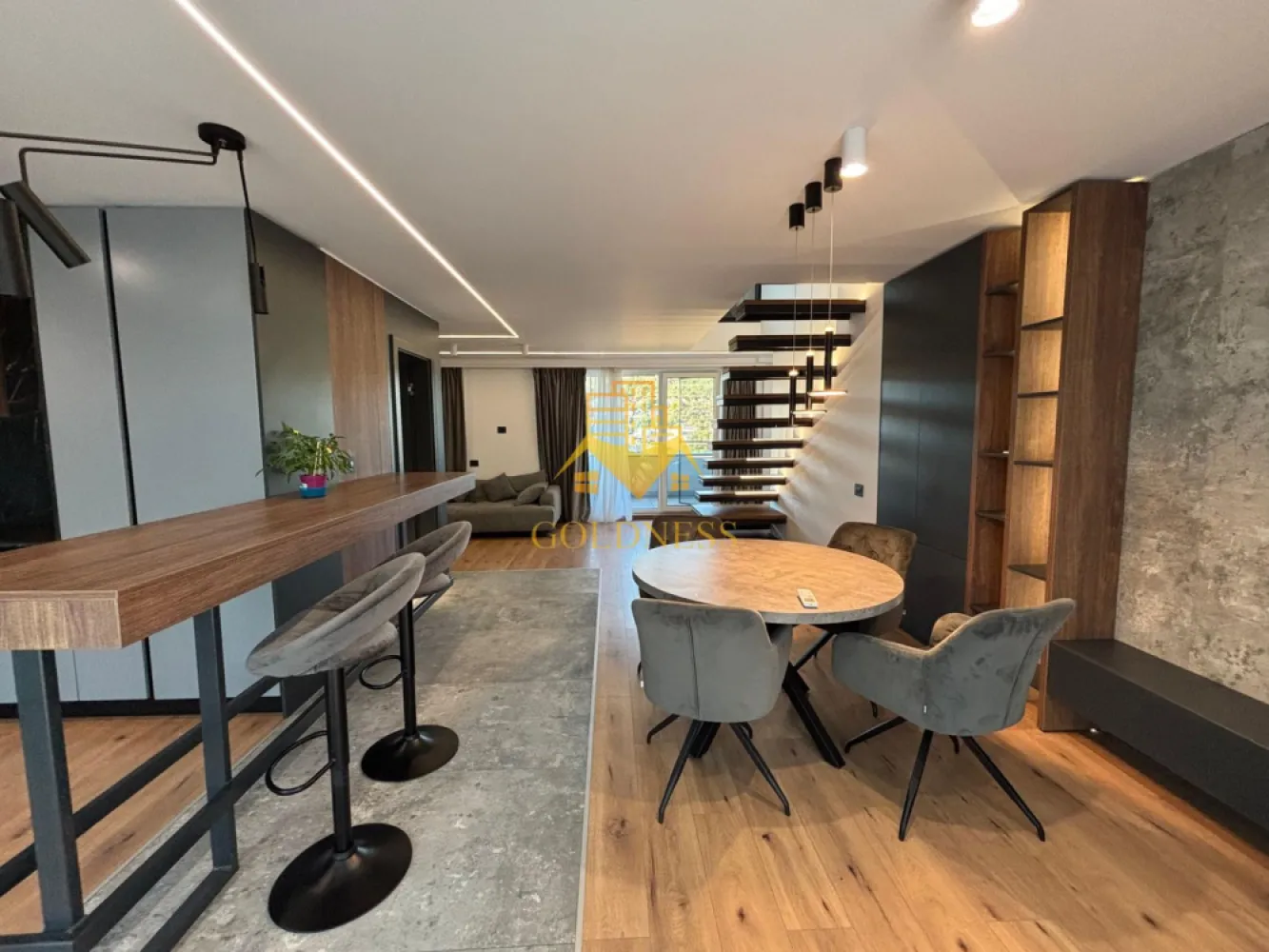 Penthouse mobilat lux, parcare, AC, bloc nou, Semicentral, zona Horea - GOLDNESS Imobiliare vă propune spre închiriere penthouse cu panorama superba la 3 minute de centru, situat intr-o zona linistita. Penthouse-ul cu finisaje de lux este situat la etajul 4 al unui imobil constructie noua cu 4 etaje, dotat cu lift si videointerfon, dispus pe doua niveluri si are urmatoarea compartimentare: la primul nivel regasim un hol, un living luminos impreuna cu bucataria si zona de luat masa cu iesire pe o terasa de 24mp si un balcon de 5 mp, baie iar la al doilea nivel sunt doua dormitoare, din care unul cu dressing si o baie care deserveste cele doua dormitoare, hol, terasa de 24 mp si un balcon de 5 mp. Suprafata utila a apartamentului este de 115 mp, iar suprafata totala a teraselor este de 58 mp.
Apartamentul se inchirieaza pt o perioada de minim 2 ani.

Dacă sunteți interesați de acest apartament și doriți să îl vizionați, dar și pentru alte oferte sau detalii nu ezitați să ne contactați telefonic sau prin e-mail - goldnessimobiliare@gmail.com. Vă stăm la dispoziție!