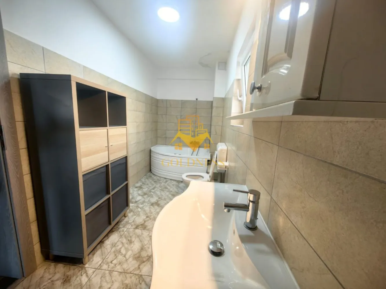 Penthouse 4 camere, Garaj, Modern, Padurea Hoia, Grigorescu - GOLDNESS Imobiliare vă propune spre închiriere un apartament cu 4 camere complet mobilat și utilat, in cartierul Grigorescu. 
Dispune de parcare in garaj!

Apartamentul este compartimentat astfel:
 - 3 dormitoare cu pat matrimonial, dressing, noptiere
 - living cu bucatarie open-space complet utilată, canapea extensibla, loc de servit masa 
 - 2 bai, dintre care o baie cu cabina de dus, calorifer port prosop inox și dulap pentru depozitare si una cu jacuzzi.
 - terasa de 12 mp+ terasa deasupra imobilului foarte spatioasa si cu view superb asupra orasului

Imobilul este dotat cu toate cele necesare- centrală proprie, frigider, aragaz, hotă, mașină de spălat haine, AC, etc. 

Dacă sunteți interesați de acest apartament și doriți să îl vizionați, dar și pentru alte oferte nu ezitați să ne contactați telefonic sau prin e-mail. Vă stăm la dispoziție!
Pentru intermediere se percepe un comision de 50% din prețul chiriei!