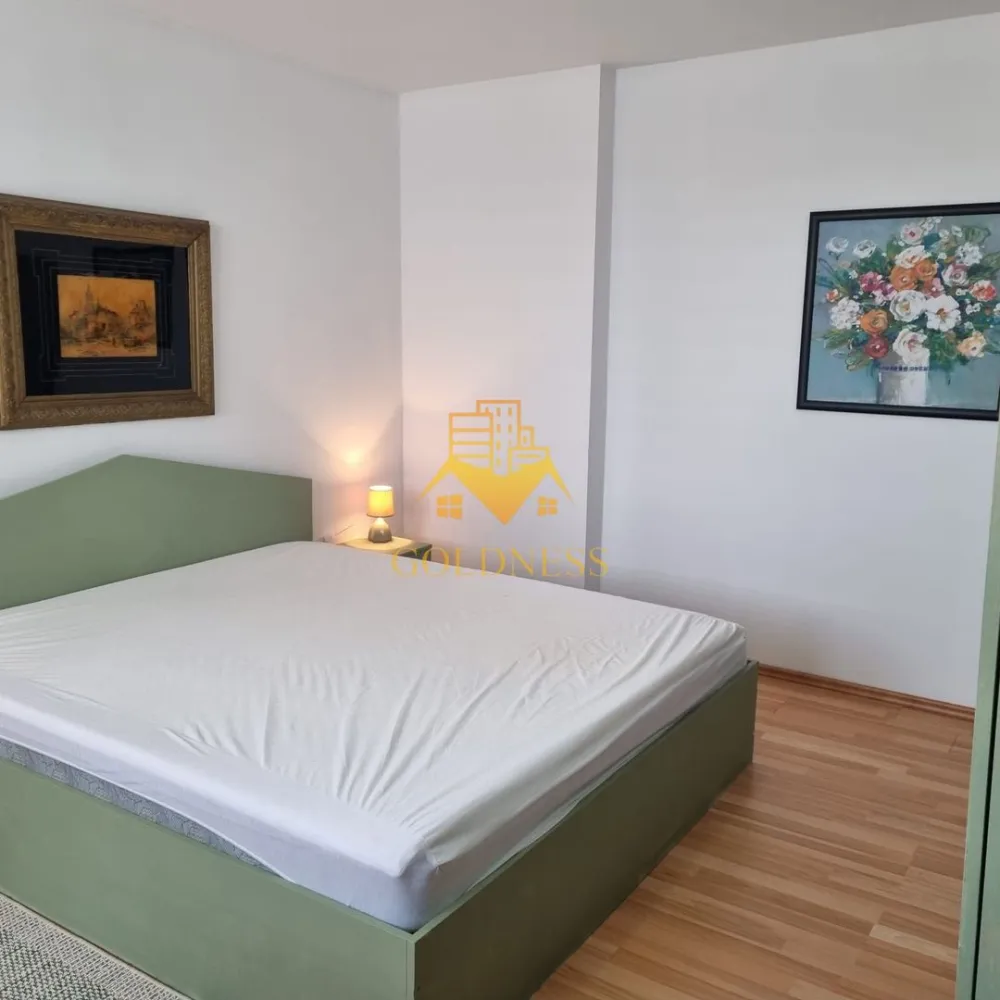 2 Camere decomandate, parcare, Kaufland, Leroy Merlin, Intre Lacuri - GOLDNESS Imobiliare vă propune spre închiriere un apartament cu 2 camere complet mobilat și utilat, la etajul 1 într-un imobil de 2 etaje, în cartierul Intre Lacuri. Apartamentul este compartimentat astfel:
 - dormitor cu pat matrimonial, dressing, noptiere
 - dormitor cu pat matrimonial, dressing, masa de birou
 - bucatarie complet mobilata si utilata
 - baie cu cabina de dus, calorifer port prosop inox și dulap pentru depozitare.
 
Imobilul este dotat cu toate cele necesare- centrală proprie, mașină de spălat haine, frigider, plită electrică, hotă, TV, etc. 
Se află în apropierea stațiilor de transport în comun, magazine, restaurante, spații verzi, farmacii, etc. 
Dispune de loc de parcare!

Dacă sunteți interesați de acest apartament și doriți să îl vizionați, dar și pentru alte oferte sau detalii nu ezitați să ne contactați telefonic sau prin e-mail - goldnessimobiliare@gmail.com. Vă stăm la dispoziție!
