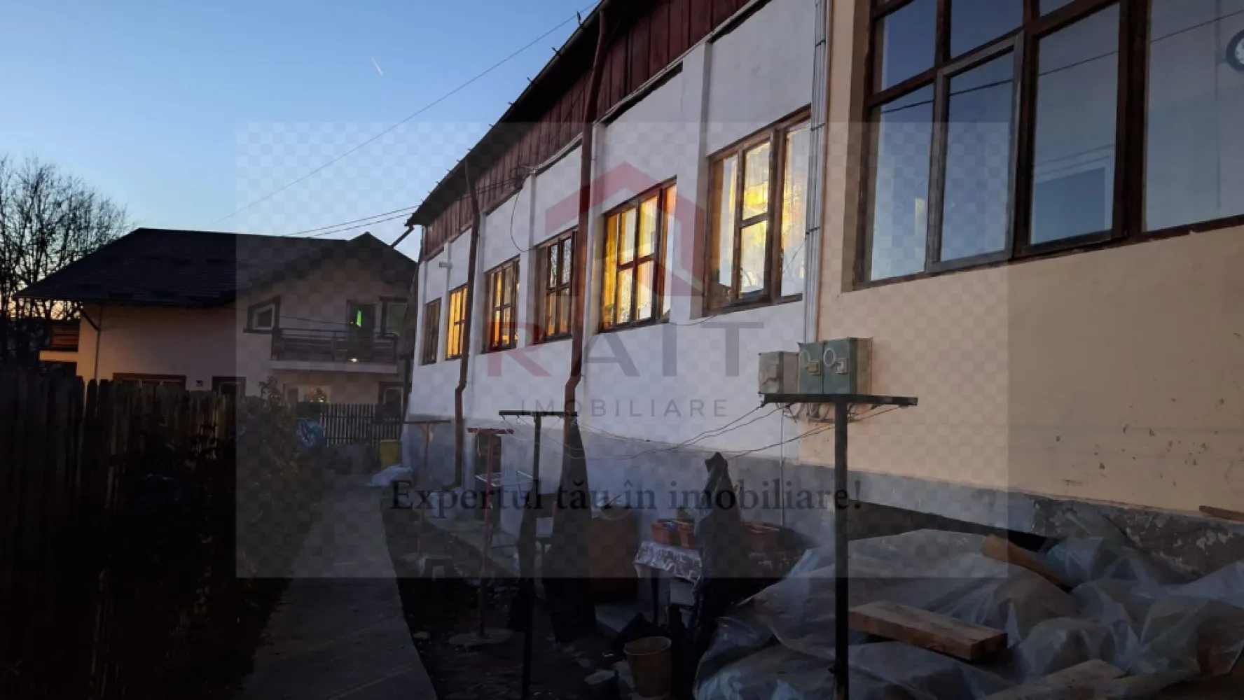 Casa de vanzare Curtea de Arges - Această proprietate situată în centrul orașului Curtea de Argeș este compusă din 2 camere și se află într-o zonă accesibilă și liniștită, vis-a-vis de Judecătoria Curtea de Argeș, la intrare în centrul istoric al orașului. Aceasta poate fi ideală pentru diverse activități profesionale, cum ar fi birou, cabinet de avocatură, notariat sau contabilitate. 
Cu o structură solidă și amplasarea strategică, proprietatea oferă posibilități multiple de utilizare, adaptându-se ușor nevoilor tale.