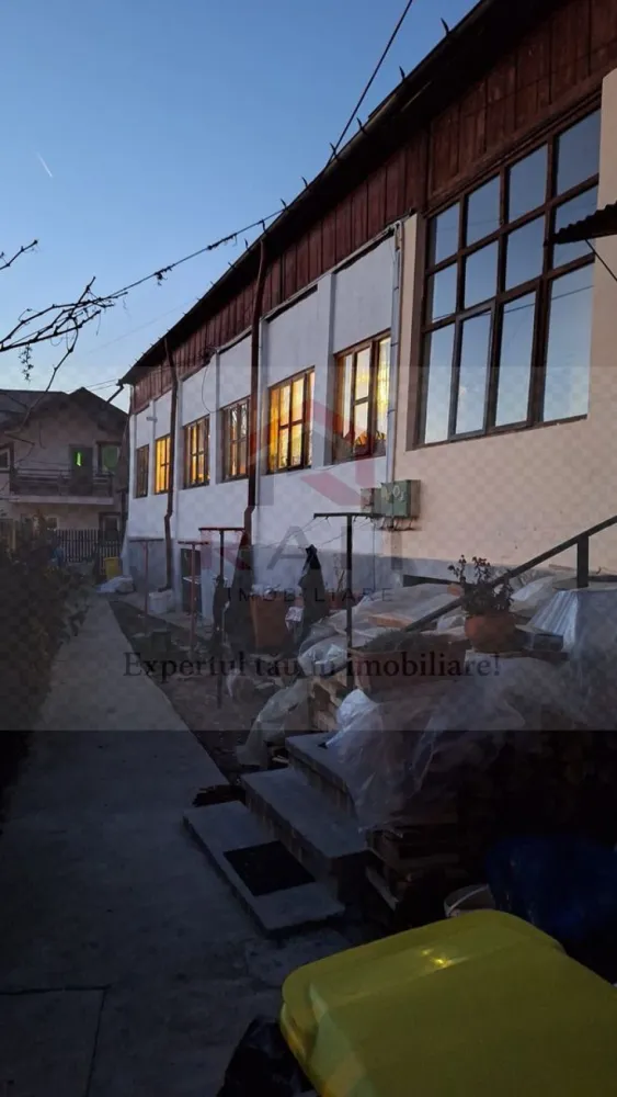 Casa de vanzare Curtea de Arges - Această proprietate situată în centrul orașului Curtea de Argeș este compusă din 2 camere și se află într-o zonă accesibilă și liniștită, vis-a-vis de Judecătoria Curtea de Argeș, la intrare în centrul istoric al orașului. Aceasta poate fi ideală pentru diverse activități profesionale, cum ar fi birou, cabinet de avocatură, notariat sau contabilitate. 
Cu o structură solidă și amplasarea strategică, proprietatea oferă posibilități multiple de utilizare, adaptându-se ușor nevoilor tale.