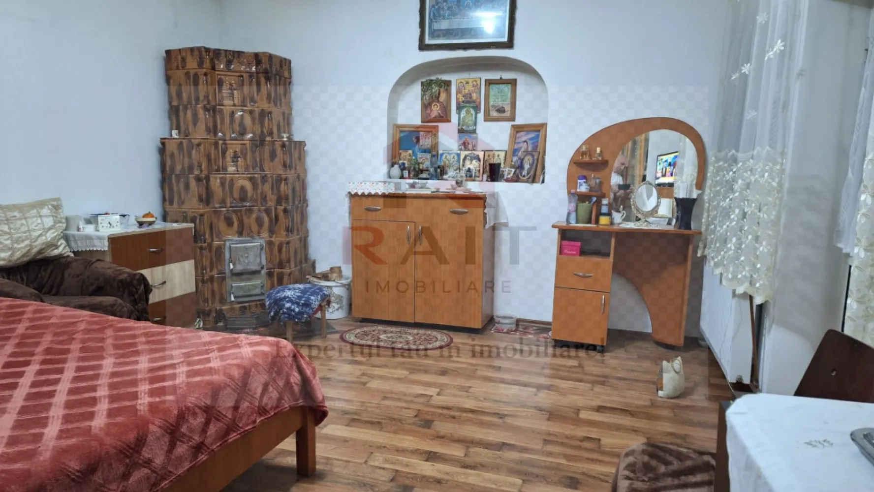 Casa de vanzare Curtea de Arges - Această proprietate situată în centrul orașului Curtea de Argeș este compusă din 2 camere și se află într-o zonă accesibilă și liniștită, vis-a-vis de Judecătoria Curtea de Argeș, la intrare în centrul istoric al orașului. Aceasta poate fi ideală pentru diverse activități profesionale, cum ar fi birou, cabinet de avocatură, notariat sau contabilitate. 
Cu o structură solidă și amplasarea strategică, proprietatea oferă posibilități multiple de utilizare, adaptându-se ușor nevoilor tale.