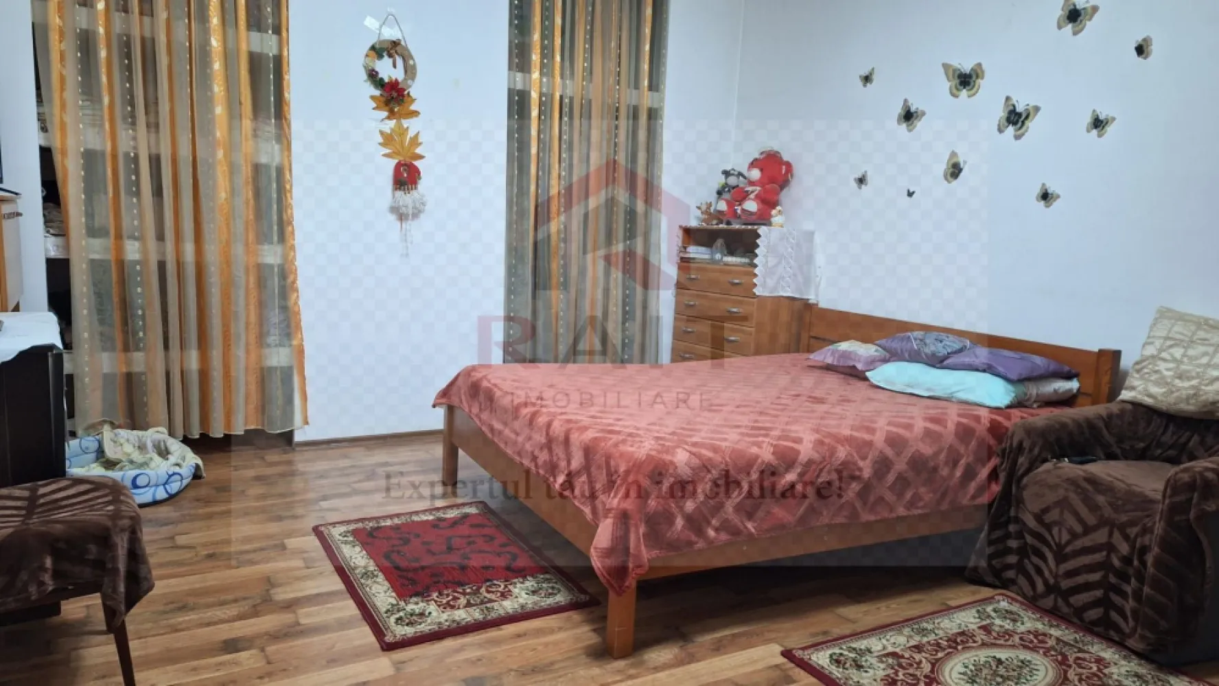 Casa de vanzare Curtea de Arges - Această proprietate situată în centrul orașului Curtea de Argeș este compusă din 2 camere și se află într-o zonă accesibilă și liniștită, vis-a-vis de Judecătoria Curtea de Argeș, la intrare în centrul istoric al orașului. Aceasta poate fi ideală pentru diverse activități profesionale, cum ar fi birou, cabinet de avocatură, notariat sau contabilitate. 
Cu o structură solidă și amplasarea strategică, proprietatea oferă posibilități multiple de utilizare, adaptându-se ușor nevoilor tale.