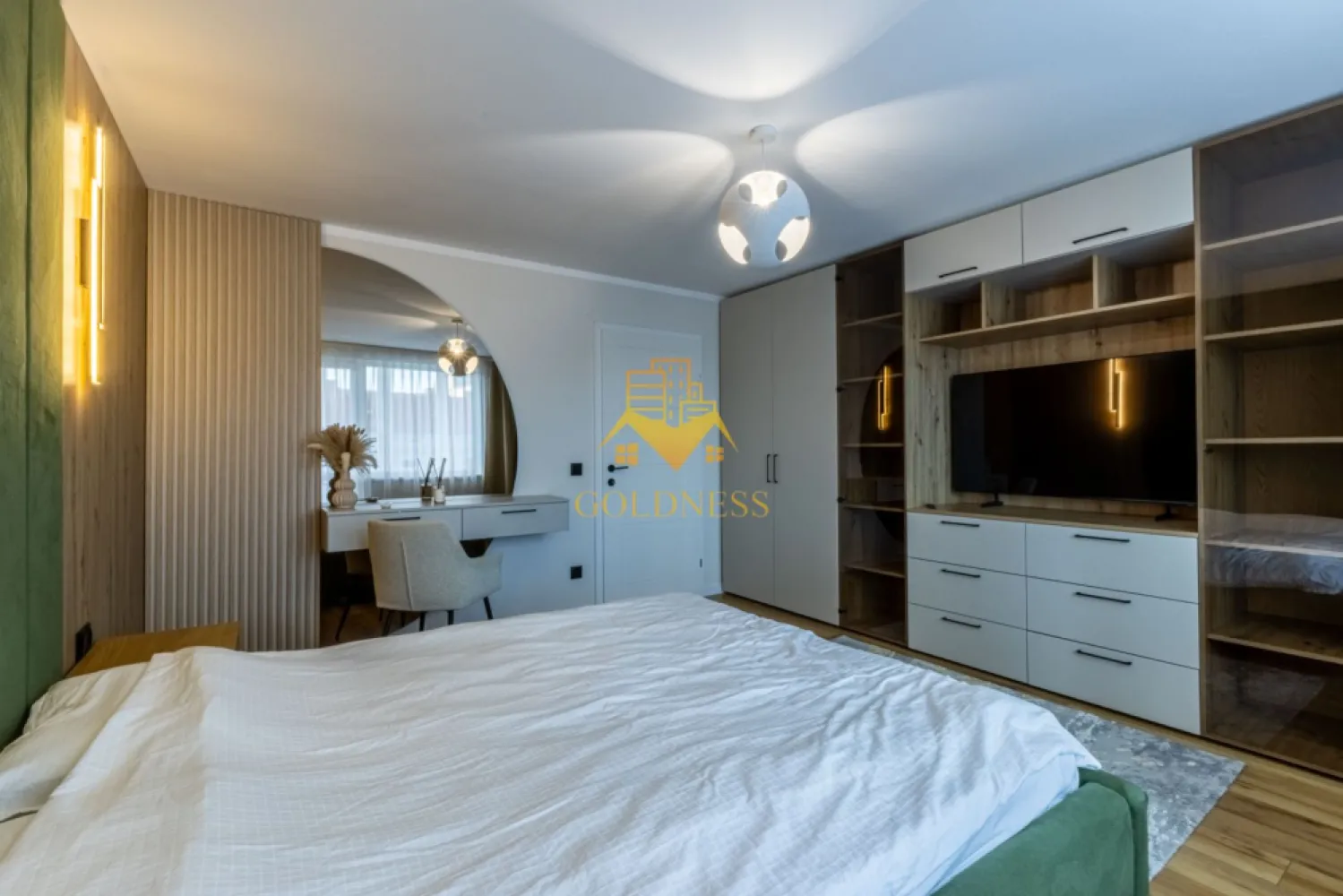 2 camere, modern, Mihai Viteazu, Centru, NTT DATA, Bosch, McDonalds - GOLDNESS Imobiliare vă propune spre închiriere un apartament cu 2 camere decomandate complet mobilat și utilat, la etajul 2 într-un imobil de 4 etaje, în Zona Centrala, Mihai Viteazu, Ntt Data.

Se află în apropierea stațiilor de transport în comun, magazine, restaurante, spații verzi, farmacii, etc. 

Apartamentul este compartimentat astfel:
 - dormitor cu pat matrimonial, dressing, noptiere.
 - dormitor cu pat matrimonial, dressing, noptiere.
 - bucatarie complet utilată și mobilată, loc de servit masa 
 - baie cu dus, calorifer port prosop și dulap pentru depozitare.
 - balcon de 7 mp.

Imobilul este dotat cu toate cele necesare- centrală proprie, frigider, aragaz, hotă, mașină de spălat haine, mașină de spălat vase, etc. 

Dacă sunteți interesați de acest apartament și doriți să îl vizionați, dar și pentru alte oferte nu ezitați să ne contactați telefonic sau prin e-mail. Vă stăm la dispoziție!
Pentru intermediere se percepe un comision de 50% din prețul chiriei!
