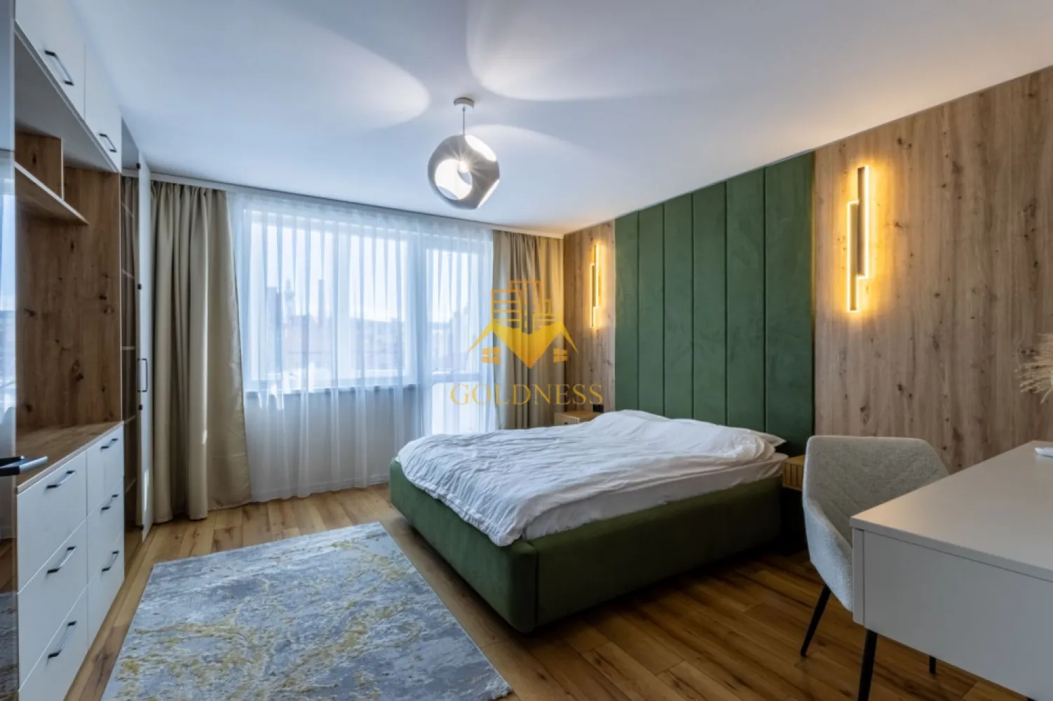 2 camere, modern, Mihai Viteazu, Centru, NTT DATA, Bosch, McDonalds - GOLDNESS Imobiliare vă propune spre închiriere un apartament cu 2 camere decomandate complet mobilat și utilat, la etajul 2 într-un imobil de 4 etaje, în Zona Centrala, Mihai Viteazu, Ntt Data.

Se află în apropierea stațiilor de transport în comun, magazine, restaurante, spații verzi, farmacii, etc. 

Apartamentul este compartimentat astfel:
 - dormitor cu pat matrimonial, dressing, noptiere.
 - dormitor cu pat matrimonial, dressing, noptiere.
 - bucatarie complet utilată și mobilată, loc de servit masa 
 - baie cu dus, calorifer port prosop și dulap pentru depozitare.
 - balcon de 7 mp.

Imobilul este dotat cu toate cele necesare- centrală proprie, frigider, aragaz, hotă, mașină de spălat haine, mașină de spălat vase, etc. 

Dacă sunteți interesați de acest apartament și doriți să îl vizionați, dar și pentru alte oferte nu ezitați să ne contactați telefonic sau prin e-mail. Vă stăm la dispoziție!
Pentru intermediere se percepe un comision de 50% din prețul chiriei!