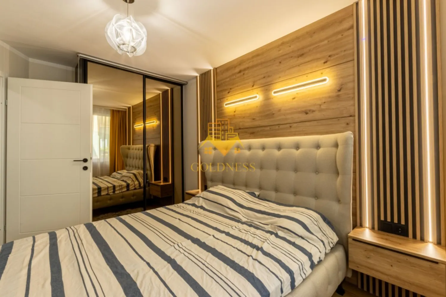2 camere, modern, Mihai Viteazu, Centru, NTT DATA, Bosch, McDonalds - GOLDNESS Imobiliare vă propune spre închiriere un apartament cu 2 camere decomandate complet mobilat și utilat, la etajul 2 într-un imobil de 4 etaje, în Zona Centrala, Mihai Viteazu, Ntt Data.

Se află în apropierea stațiilor de transport în comun, magazine, restaurante, spații verzi, farmacii, etc. 

Apartamentul este compartimentat astfel:
 - dormitor cu pat matrimonial, dressing, noptiere.
 - dormitor cu pat matrimonial, dressing, noptiere.
 - bucatarie complet utilată și mobilată, loc de servit masa 
 - baie cu dus, calorifer port prosop și dulap pentru depozitare.
 - balcon de 7 mp.

Imobilul este dotat cu toate cele necesare- centrală proprie, frigider, aragaz, hotă, mașină de spălat haine, mașină de spălat vase, etc. 

Dacă sunteți interesați de acest apartament și doriți să îl vizionați, dar și pentru alte oferte nu ezitați să ne contactați telefonic sau prin e-mail. Vă stăm la dispoziție!
Pentru intermediere se percepe un comision de 50% din prețul chiriei!