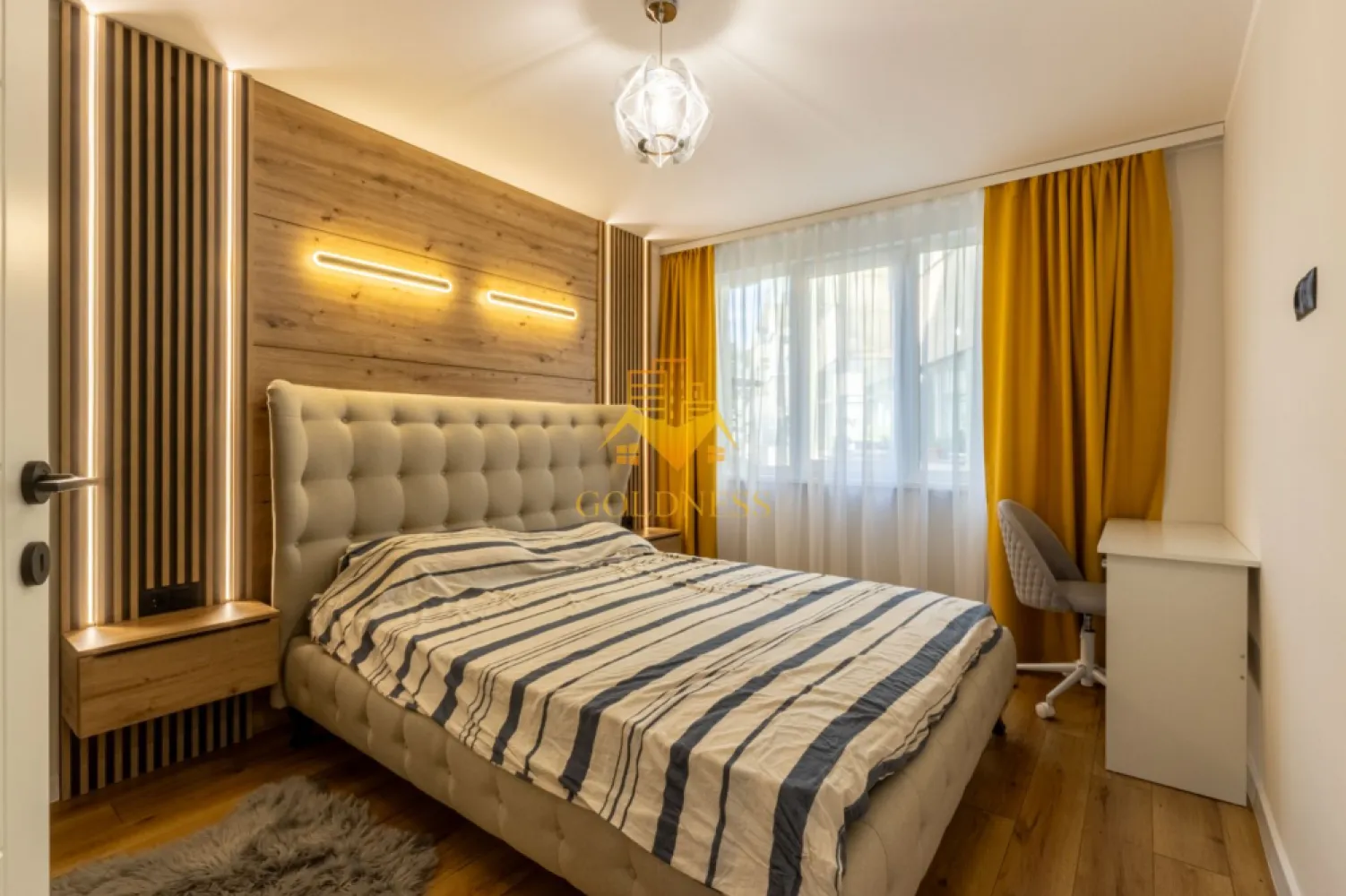 2 camere, modern, Mihai Viteazu, Centru, NTT DATA, Bosch, McDonalds - GOLDNESS Imobiliare vă propune spre închiriere un apartament cu 2 camere decomandate complet mobilat și utilat, la etajul 2 într-un imobil de 4 etaje, în Zona Centrala, Mihai Viteazu, Ntt Data.

Se află în apropierea stațiilor de transport în comun, magazine, restaurante, spații verzi, farmacii, etc. 

Apartamentul este compartimentat astfel:
 - dormitor cu pat matrimonial, dressing, noptiere.
 - dormitor cu pat matrimonial, dressing, noptiere.
 - bucatarie complet utilată și mobilată, loc de servit masa 
 - baie cu dus, calorifer port prosop și dulap pentru depozitare.
 - balcon de 7 mp.

Imobilul este dotat cu toate cele necesare- centrală proprie, frigider, aragaz, hotă, mașină de spălat haine, mașină de spălat vase, etc. 

Dacă sunteți interesați de acest apartament și doriți să îl vizionați, dar și pentru alte oferte nu ezitați să ne contactați telefonic sau prin e-mail. Vă stăm la dispoziție!
Pentru intermediere se percepe un comision de 50% din prețul chiriei!