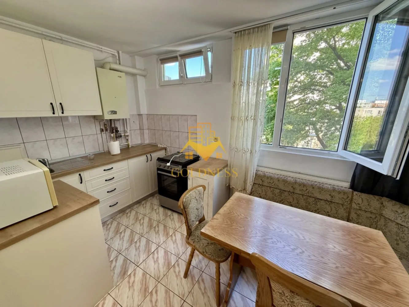 Garsoniera moderna, Baza Sportiva "La terenuri", Manastur, McDonalds - GOLDNESS Imobiliare vă propune spre închiriere o garsoniera complet mobilata și utilata, la etajul 1 într-un imobil de 10 etaje, în Cartierul Manastur.
Se poate parca in zona la liber!
Se află în apropierea stațiilor de transport în comun, magazine, restaurante, spații verzi, farmacii, etc. 

Garsoniera este compartimentata astfel:
 -o camera cu canapea extensibila, spatiu de depozitare, TV si birou.
 - bucatarie complet mobilata si utilata.
 - baie cu cabina de dus, calorifer port prosop și dulap pentru depozitare.

Imobilul este dotat cu toate cele necesare- centrală proprie, mașină de spălat haine, frigider, aragaz, cuptor cu microunde, etc. 

Dacă sunteți interesați de acest apartament și doriți să îl vizionați, dar și pentru alte oferte nu ezitați să ne contactați telefonic sau prin e-mail. Vă stăm la dispoziție!

Pentru intermediere se percepe un comision de 50% din prețul chiriei!