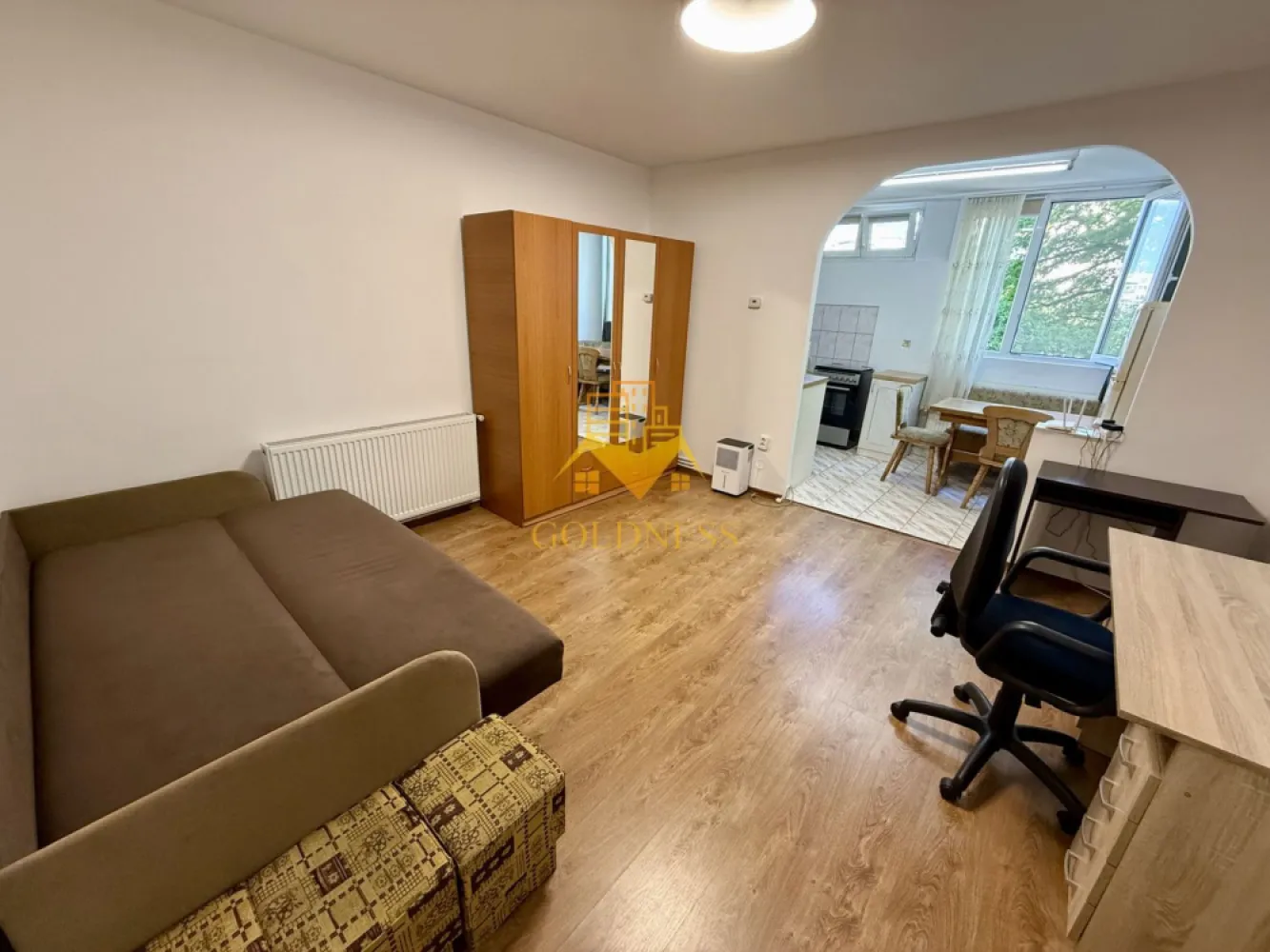 Garsoniera moderna, Baza Sportiva "La terenuri", Manastur, McDonalds - GOLDNESS Imobiliare vă propune spre închiriere o garsoniera complet mobilata și utilata, la etajul 1 într-un imobil de 10 etaje, în Cartierul Manastur.
Se poate parca in zona la liber!
Se află în apropierea stațiilor de transport în comun, magazine, restaurante, spații verzi, farmacii, etc. 

Garsoniera este compartimentata astfel:
 -o camera cu canapea extensibila, spatiu de depozitare, TV si birou.
 - bucatarie complet mobilata si utilata.
 - baie cu cabina de dus, calorifer port prosop și dulap pentru depozitare.

Imobilul este dotat cu toate cele necesare- centrală proprie, mașină de spălat haine, frigider, aragaz, cuptor cu microunde, etc. 

Dacă sunteți interesați de acest apartament și doriți să îl vizionați, dar și pentru alte oferte nu ezitați să ne contactați telefonic sau prin e-mail. Vă stăm la dispoziție!

Pentru intermediere se percepe un comision de 50% din prețul chiriei!