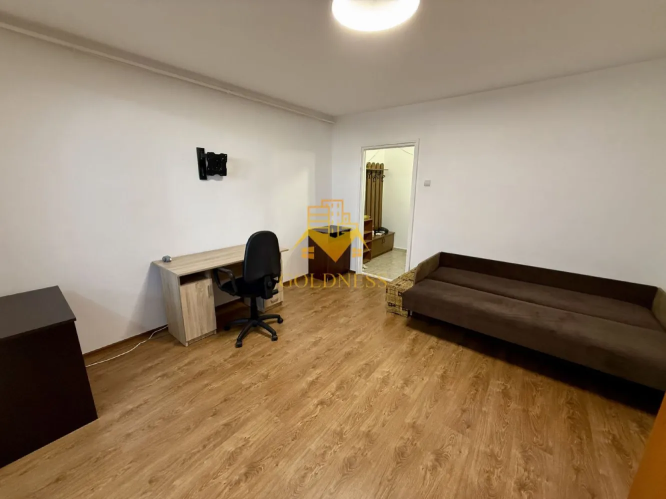 Garsoniera moderna, Baza Sportiva "La terenuri", Manastur, McDonalds - GOLDNESS Imobiliare vă propune spre închiriere o garsoniera complet mobilata și utilata, la etajul 1 într-un imobil de 10 etaje, în Cartierul Manastur.
Se poate parca in zona la liber!
Se află în apropierea stațiilor de transport în comun, magazine, restaurante, spații verzi, farmacii, etc. 

Garsoniera este compartimentata astfel:
 -o camera cu canapea extensibila, spatiu de depozitare, TV si birou.
 - bucatarie complet mobilata si utilata.
 - baie cu cabina de dus, calorifer port prosop și dulap pentru depozitare.

Imobilul este dotat cu toate cele necesare- centrală proprie, mașină de spălat haine, frigider, aragaz, cuptor cu microunde, etc. 

Dacă sunteți interesați de acest apartament și doriți să îl vizionați, dar și pentru alte oferte nu ezitați să ne contactați telefonic sau prin e-mail. Vă stăm la dispoziție!

Pentru intermediere se percepe un comision de 50% din prețul chiriei!