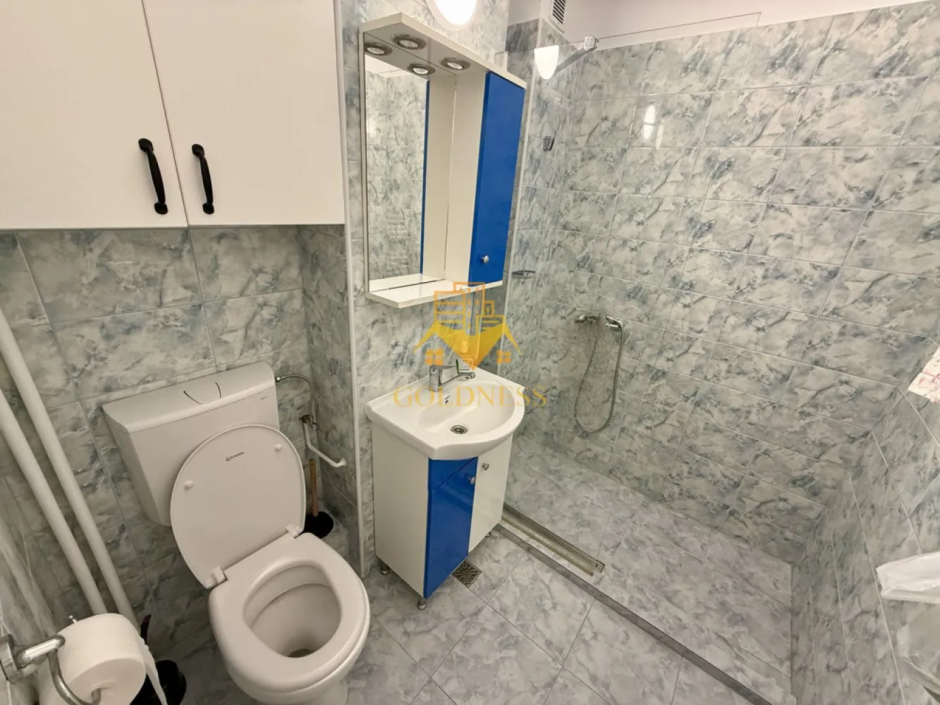 Garsoniera moderna, Baza Sportiva "La terenuri", Manastur, McDonalds - GOLDNESS Imobiliare vă propune spre închiriere o garsoniera complet mobilata și utilata, la etajul 1 într-un imobil de 10 etaje, în Cartierul Manastur.
Se poate parca in zona la liber!
Se află în apropierea stațiilor de transport în comun, magazine, restaurante, spații verzi, farmacii, etc. 

Garsoniera este compartimentata astfel:
 -o camera cu canapea extensibila, spatiu de depozitare, TV si birou.
 - bucatarie complet mobilata si utilata.
 - baie cu cabina de dus, calorifer port prosop și dulap pentru depozitare.

Imobilul este dotat cu toate cele necesare- centrală proprie, mașină de spălat haine, frigider, aragaz, cuptor cu microunde, etc. 

Dacă sunteți interesați de acest apartament și doriți să îl vizionați, dar și pentru alte oferte nu ezitați să ne contactați telefonic sau prin e-mail. Vă stăm la dispoziție!

Pentru intermediere se percepe un comision de 50% din prețul chiriei!