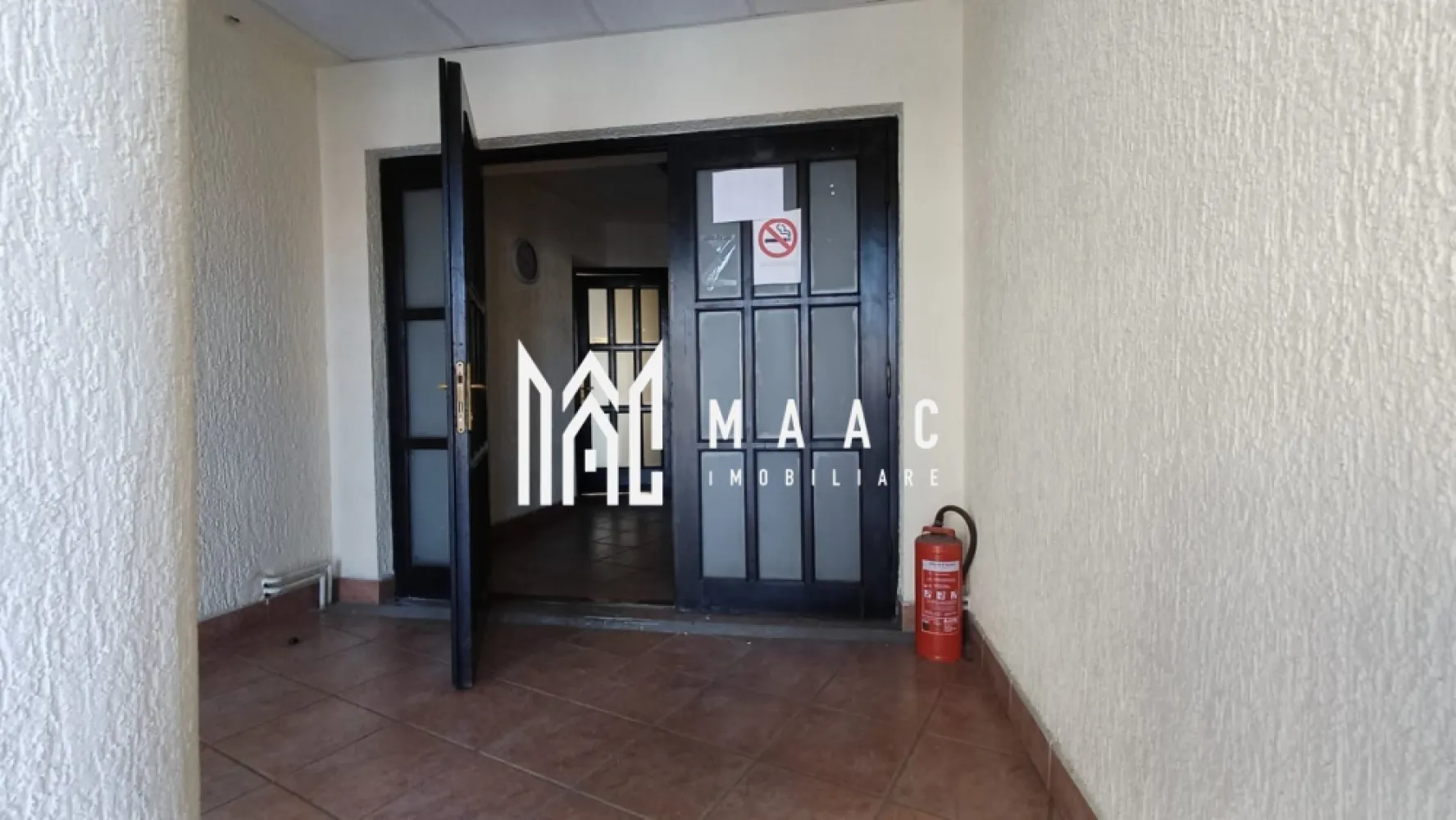 Spatiu comercial | 25 MPU | Turnisor - Maac Imobiliare vă propune spre închiriere un spațiu comercial cu o suprafață de 25 mp, ideal pentru activități de birou, contabilitate, consultanță sau alte servicii profesionale. Spațiul este situat la etajul 1 al unei clădiri de birouri, într-un mediu liniștit și bine organizat, potrivit desfășurării activităților administrative. Dispune de grup sanitar propriu, oferind confort și funcționalitate. Datorită compartimentării eficiente și suprafeței optime, spațiul este ușor de amenajat în funcție de necesitățile chiriașului. Clădirea este destinată exclusiv activităților de birouri, ceea ce asigură un cadru profesional. Spațiul este ideal pentru firme aflate la început de drum sau pentru profesioniști care caută un birou cochet și eficient. Condiții de închiriere: Se percepe garanție în cuantumul unei chirii lunare. Pentru mai multe detalii și programarea unei vizionări, vă invităm să contactați MAAC Imobiliare, specificând ID: CP2866917 }}
