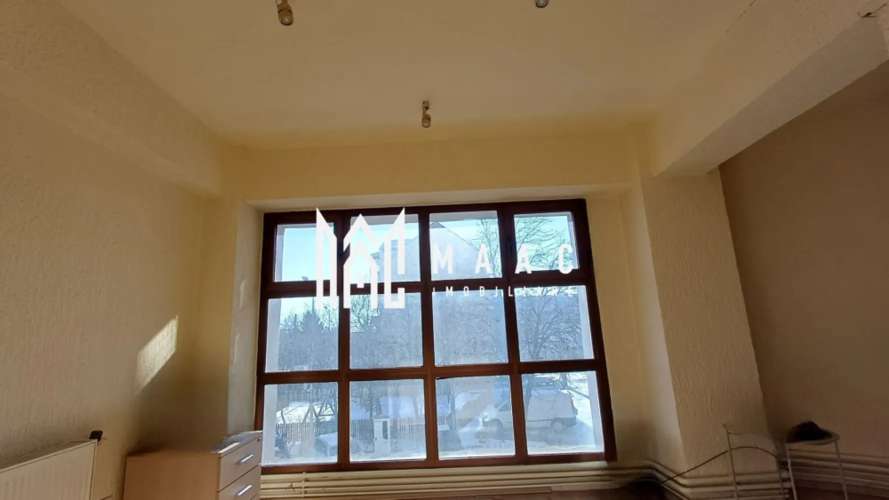 Spatiu comercial | 25 MPU | Turnisor - Maac Imobiliare vă propune spre închiriere un spațiu comercial cu o suprafață de 25 mp, ideal pentru activități de birou, contabilitate, consultanță sau alte servicii profesionale. Spațiul este situat la etajul 1 al unei clădiri de birouri, într-un mediu liniștit și bine organizat, potrivit desfășurării activităților administrative. Dispune de grup sanitar propriu, oferind confort și funcționalitate. Datorită compartimentării eficiente și suprafeței optime, spațiul este ușor de amenajat în funcție de necesitățile chiriașului. Clădirea este destinată exclusiv activităților de birouri, ceea ce asigură un cadru profesional. Spațiul este ideal pentru firme aflate la început de drum sau pentru profesioniști care caută un birou cochet și eficient. Condiții de închiriere: Se percepe garanție în cuantumul unei chirii lunare. Pentru mai multe detalii și programarea unei vizionări, vă invităm să contactați MAAC Imobiliare, specificând ID: CP2866917 }}