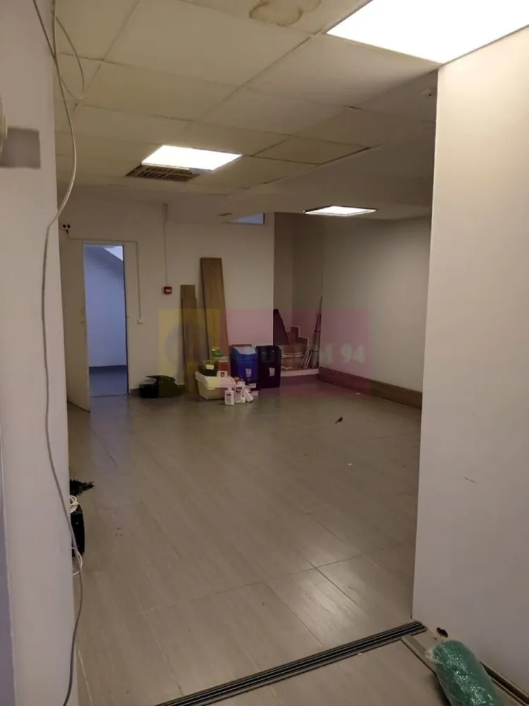 Spatiu 106 mp demisol, intrare separata, utilitati incluse, Sebastian - Se închiriază spațiu de 106 mp utili, la demisol, cu intrare separată direct din strada Mihail Sebastian.
Chirie: 800 euro/lună. ( inclus TVA )
Utilități incluse în preț: apă, curent, mentenanță, paza, receptie. Cost fix lunar.
Spațiul este open space, ușor de organizat sau compartimentat.
Are grup sanitar propriu și zonă de depozitare.
Înălțime aproximativ 3 m.
Potrivit pentru:
– depozitare
– arhivă
– sală cursuri
– activități logistice
– atelier
– activități fără trafic intens
Clădire cu funcțiune mixtă, situată langa Mall Prosper și 13 Septembrie.
Parcare disponibilă în fața imobilului.

Contract minim 12 luni.
Garanție o lună.
Disponibil imediat. Filmare disponibila in anunt.