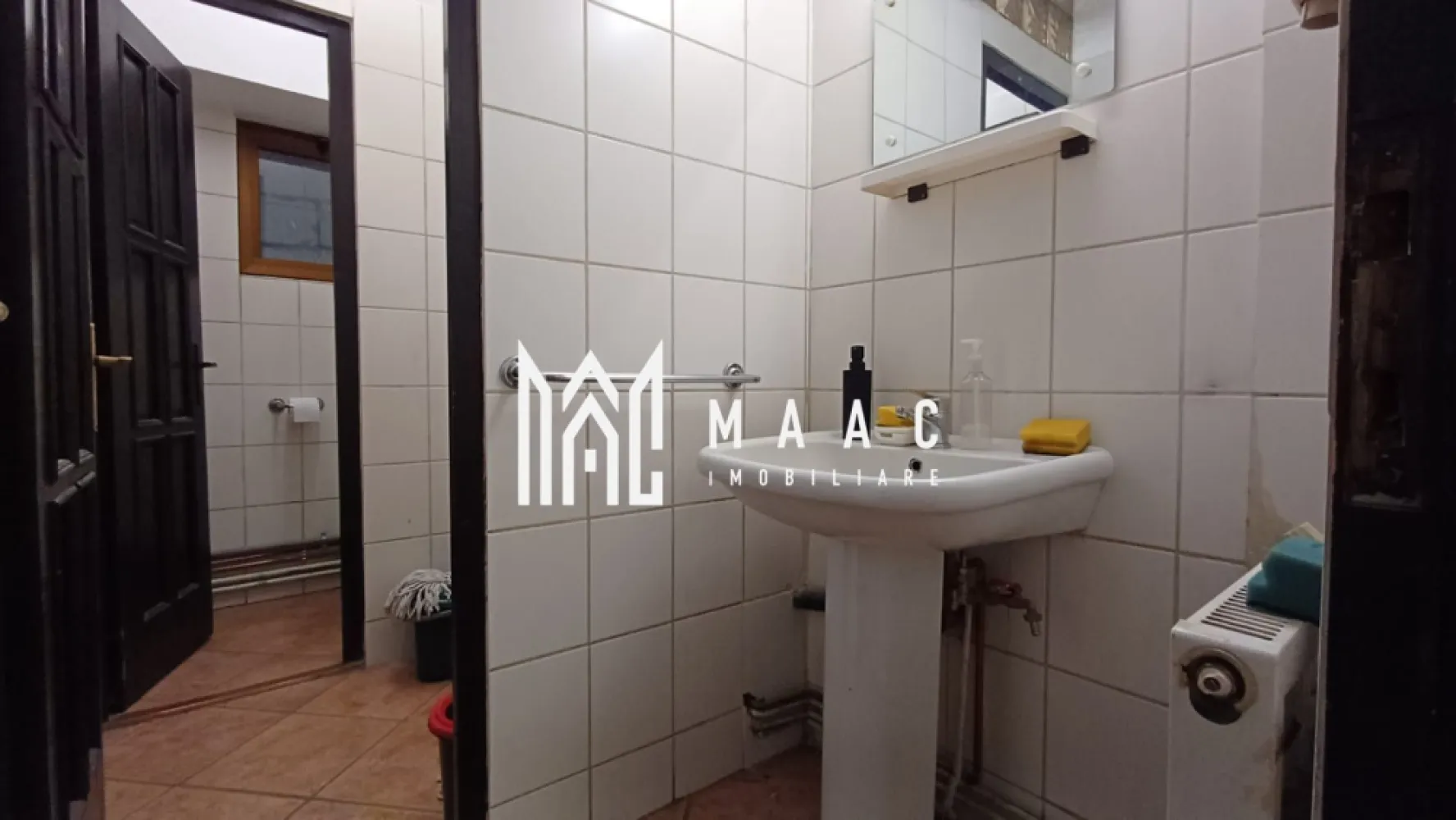 Spatiu comercial | 25 MPU | Turnisor - Maac Imobiliare vă propune spre închiriere un spațiu comercial cu o suprafață de 25 mp, ideal pentru activități de birou, contabilitate, consultanță sau alte servicii profesionale. Spațiul este situat la etajul 1 al unei clădiri de birouri, într-un mediu liniștit și bine organizat, potrivit desfășurării activităților administrative. Dispune de grup sanitar propriu, oferind confort și funcționalitate. Datorită compartimentării eficiente și suprafeței optime, spațiul este ușor de amenajat în funcție de necesitățile chiriașului. Clădirea este destinată exclusiv activităților de birouri, ceea ce asigură un cadru profesional. Spațiul este ideal pentru firme aflate la început de drum sau pentru profesioniști care caută un birou cochet și eficient. Condiții de închiriere: Se percepe garanție în cuantumul unei chirii lunare. Pentru mai multe detalii și programarea unei vizionări, vă invităm să contactați MAAC Imobiliare, specificând ID: CP2866917 }}