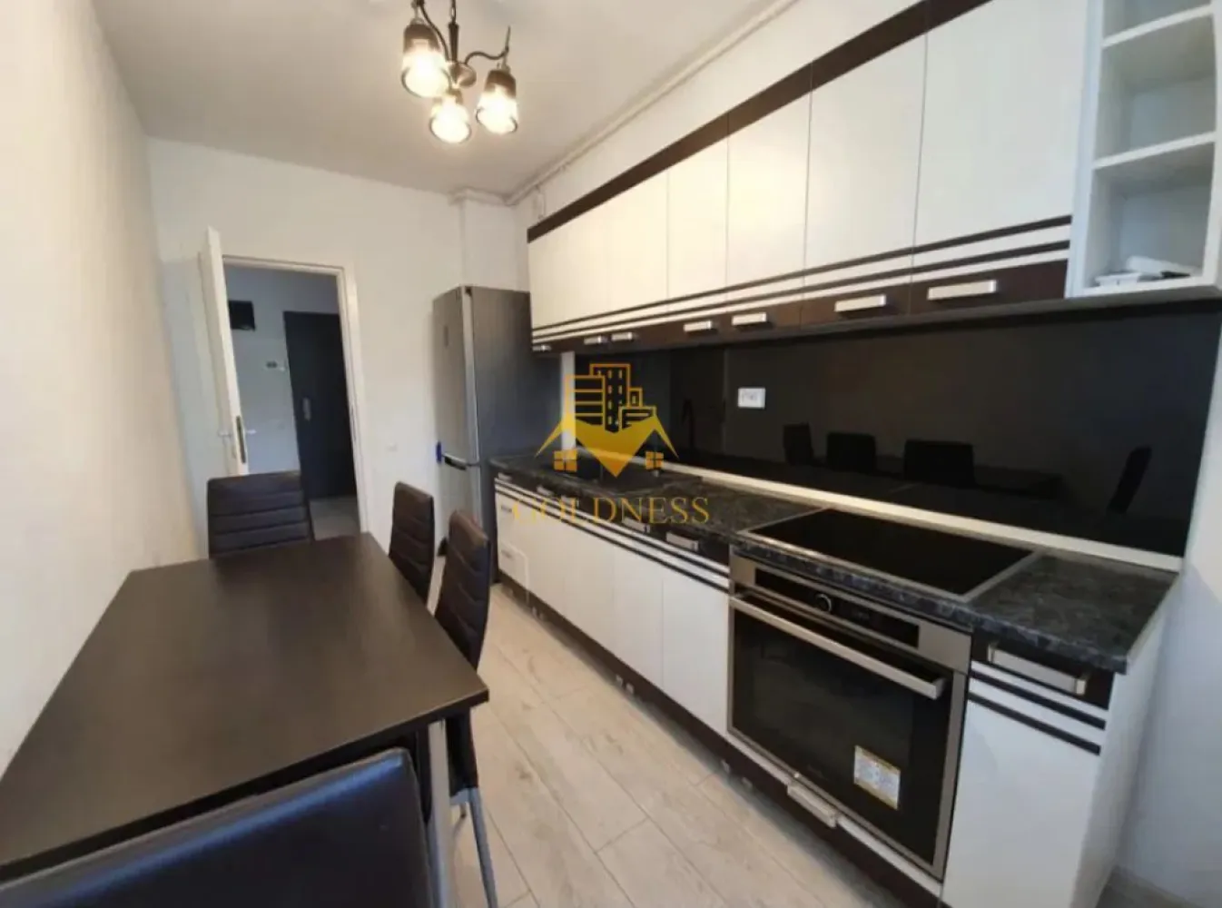 3 Camere decomandate,Central,FSEGA,Kaufland,Lidl,Iulius Mall,Marasti - GOLDNESS Imobiliare vă propune spre închiriere un apartament cu 3 camere complet mobilat și utilat, la etajul 1 într-un imobil de 10 etaje, în Cartierul Marasti.
Posibilitate de parcare in zona la liber!
Se află în apropierea stațiilor de transport în comun, magazine, restaurante, spații verzi, farmacii, etc. 

Apartamentul este compartimentat astfel:
 - dormitor cu pat matrimonial, dressing, noptiere,comoda
 - dormitor cu pat matrimonial, dressing, noptiere, comoda
 - living complet utilat și mobilat, canapea extensibilă, loc de servit masa,TV
 - bucatarie complet mobilata si utilata, loc de servit masa
 - baie cu cada, calorifer port prosop și dulap pentru depozitare.
 - terasa de 11 mp.

Imobilul este dotat cu toate cele necesare- centrală proprie, frigider, aragaz, hotă, mașină de spălat haine, etc. 

Dacă sunteți interesați de acest apartament și doriți să îl vizionați, dar și pentru alte oferte nu ezitați să ne contactați telefonic sau prin e-mail. Vă stăm la dispoziție!
Pentru intermediere se percepe un comision de 50% din prețul chiriei!