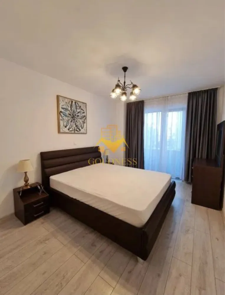 3 Camere decomandate,Central,FSEGA,Kaufland,Lidl,Iulius Mall,Marasti - GOLDNESS Imobiliare vă propune spre închiriere un apartament cu 3 camere complet mobilat și utilat, la etajul 1 într-un imobil de 10 etaje, în Cartierul Marasti.
Posibilitate de parcare in zona la liber!
Se află în apropierea stațiilor de transport în comun, magazine, restaurante, spații verzi, farmacii, etc. 

Apartamentul este compartimentat astfel:
 - dormitor cu pat matrimonial, dressing, noptiere,comoda
 - dormitor cu pat matrimonial, dressing, noptiere, comoda
 - living complet utilat și mobilat, canapea extensibilă, loc de servit masa,TV
 - bucatarie complet mobilata si utilata, loc de servit masa
 - baie cu cada, calorifer port prosop și dulap pentru depozitare.
 - terasa de 11 mp.

Imobilul este dotat cu toate cele necesare- centrală proprie, frigider, aragaz, hotă, mașină de spălat haine, etc. 

Dacă sunteți interesați de acest apartament și doriți să îl vizionați, dar și pentru alte oferte nu ezitați să ne contactați telefonic sau prin e-mail. Vă stăm la dispoziție!
Pentru intermediere se percepe un comision de 50% din prețul chiriei!