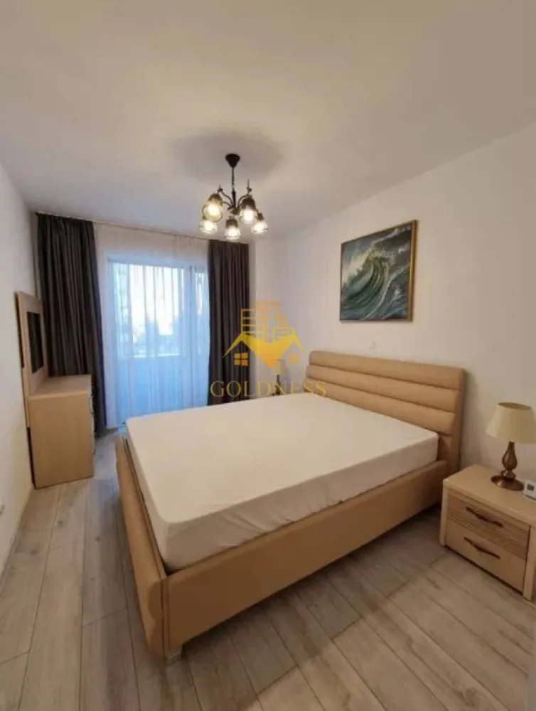 3 Camere decomandate,Central,FSEGA,Kaufland,Lidl,Iulius Mall,Marasti - GOLDNESS Imobiliare vă propune spre închiriere un apartament cu 3 camere complet mobilat și utilat, la etajul 1 într-un imobil de 10 etaje, în Cartierul Marasti.
Posibilitate de parcare in zona la liber!
Se află în apropierea stațiilor de transport în comun, magazine, restaurante, spații verzi, farmacii, etc. 

Apartamentul este compartimentat astfel:
 - dormitor cu pat matrimonial, dressing, noptiere,comoda
 - dormitor cu pat matrimonial, dressing, noptiere, comoda
 - living complet utilat și mobilat, canapea extensibilă, loc de servit masa,TV
 - bucatarie complet mobilata si utilata, loc de servit masa
 - baie cu cada, calorifer port prosop și dulap pentru depozitare.
 - terasa de 11 mp.

Imobilul este dotat cu toate cele necesare- centrală proprie, frigider, aragaz, hotă, mașină de spălat haine, etc. 

Dacă sunteți interesați de acest apartament și doriți să îl vizionați, dar și pentru alte oferte nu ezitați să ne contactați telefonic sau prin e-mail. Vă stăm la dispoziție!
Pentru intermediere se percepe un comision de 50% din prețul chiriei!