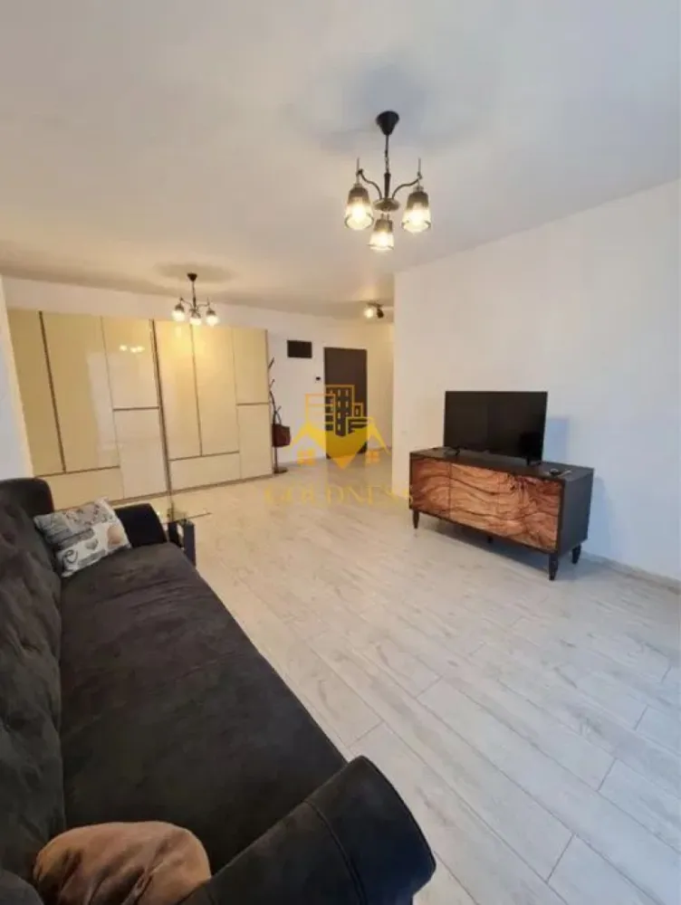 3 Camere decomandate,Central,FSEGA,Kaufland,Lidl,Iulius Mall,Marasti - GOLDNESS Imobiliare vă propune spre închiriere un apartament cu 3 camere complet mobilat și utilat, la etajul 1 într-un imobil de 10 etaje, în Cartierul Marasti.
Posibilitate de parcare in zona la liber!
Se află în apropierea stațiilor de transport în comun, magazine, restaurante, spații verzi, farmacii, etc. 

Apartamentul este compartimentat astfel:
 - dormitor cu pat matrimonial, dressing, noptiere,comoda
 - dormitor cu pat matrimonial, dressing, noptiere, comoda
 - living complet utilat și mobilat, canapea extensibilă, loc de servit masa,TV
 - bucatarie complet mobilata si utilata, loc de servit masa
 - baie cu cada, calorifer port prosop și dulap pentru depozitare.
 - terasa de 11 mp.

Imobilul este dotat cu toate cele necesare- centrală proprie, frigider, aragaz, hotă, mașină de spălat haine, etc. 

Dacă sunteți interesați de acest apartament și doriți să îl vizionați, dar și pentru alte oferte nu ezitați să ne contactați telefonic sau prin e-mail. Vă stăm la dispoziție!
Pentru intermediere se percepe un comision de 50% din prețul chiriei!