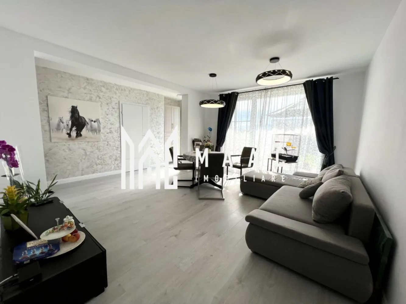 Casa insiruita I 4 camere I Cristian - MAAC Imobiliare va propune spre vanzare o casa amplasata in zona intrarii in localitatea Cristian.

Locuinta are o suprafata utila de 119 mp compartimentata astfel:
- parter: living, bucatarie, baie, camera tehnica;
- etaj 1: 2 dormitoare, hol, baie, balcon-9mp
- etaj 2: dormitor, baie, terasa-23mp

Proprietatea are curte-cca 80 mp si doua locuri de parcare.

Se vinde mobilata si utilata. Disponibila imediat.

Pentru mai multe detalii precizati telefonic ca ati vazut anuntul cu ID: CP1599996