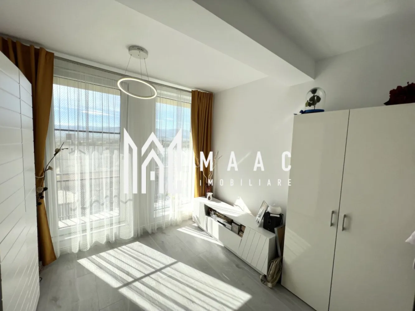 Casa insiruita I 4 camere I Cristian - MAAC Imobiliare va propune spre vanzare o casa amplasata in zona intrarii in localitatea Cristian.

Locuinta are o suprafata utila de 119 mp compartimentata astfel:
- parter: living, bucatarie, baie, camera tehnica;
- etaj 1: 2 dormitoare, hol, baie, balcon-9mp
- etaj 2: dormitor, baie, terasa-23mp

Proprietatea are curte-cca 80 mp si doua locuri de parcare.

Se vinde mobilata si utilata. Disponibila imediat.

Pentru mai multe detalii precizati telefonic ca ati vazut anuntul cu ID: CP1599996