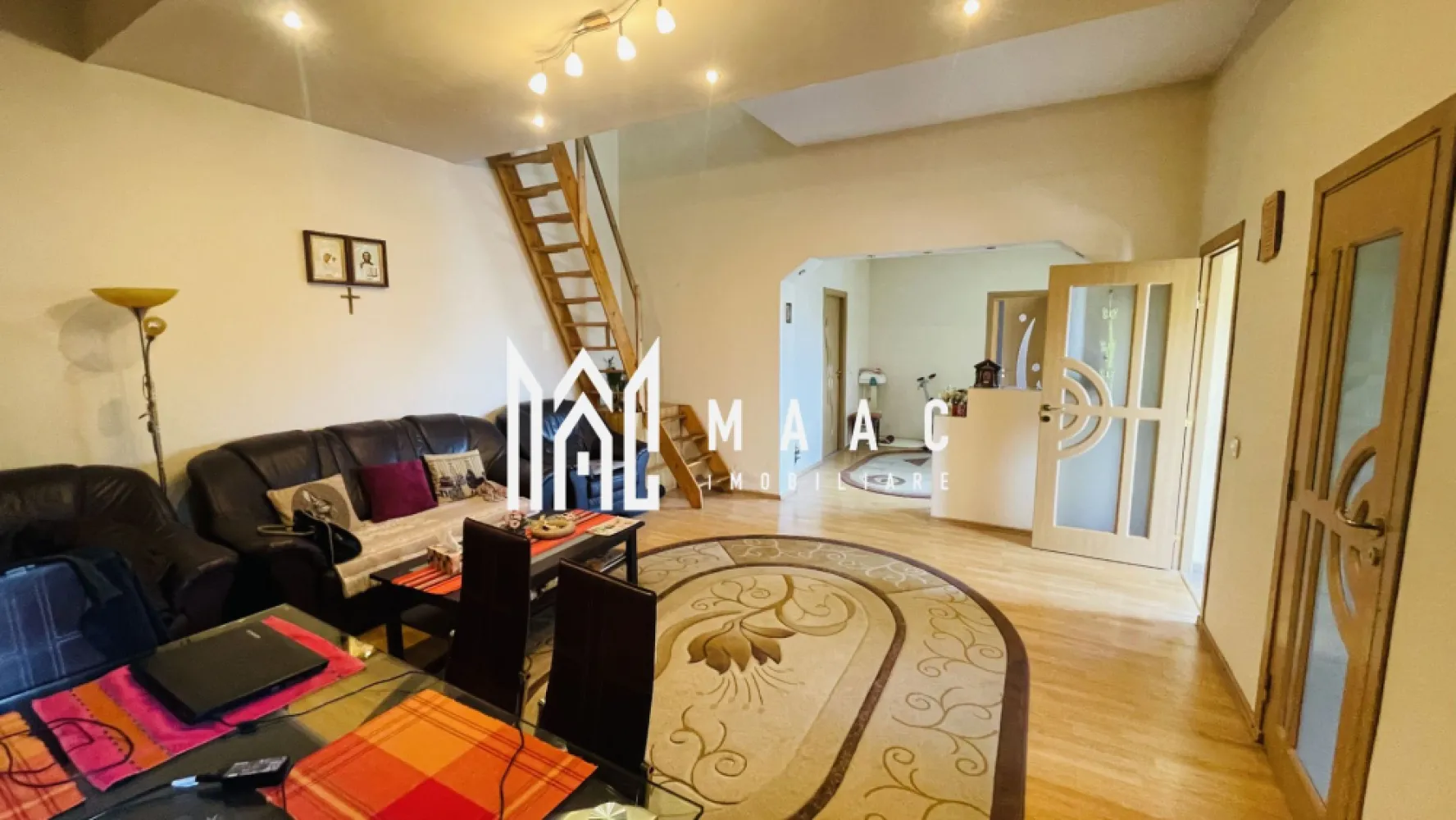 Vila 9 camere I 370 MP I Curte 500 MP I Zona Turnisor I 5 Bai - MAAC Imobiliare va propune spre vanzare vila situata in Turnisor.

Imobilul are o suprafata utila de 360 mp, compartimentat in 2 livinguri, 4 dormitoare, 5 bai, 2 garsoniere.

Imobilul are un teren de 700 mp, amprenta casei fiind de 200 mp, curte libera fiind de 500 mp.

Vila este intr-o zona linistita, aproape de toate centrele comerciale din Turnisor, gradinite, scoli.

Pentru mai multe detalii astept telefonul dumneavoastra cu specificatia ca ati vazut anuntul CP1478887.