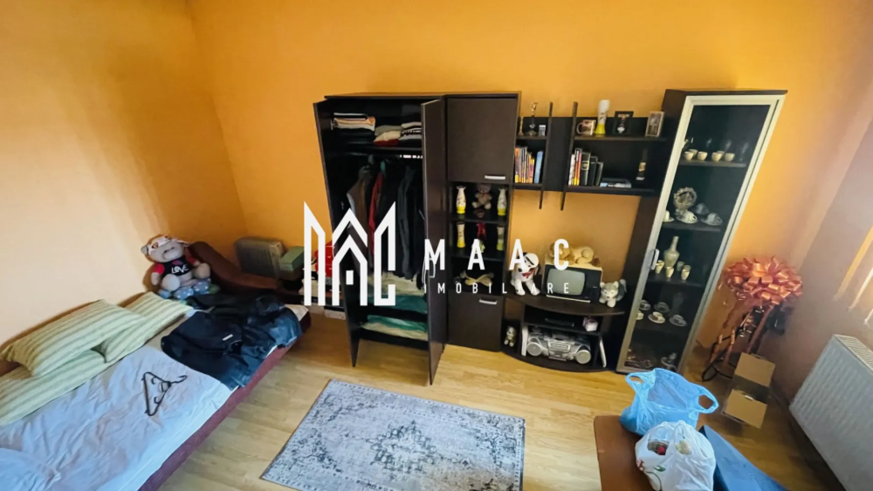 Vila 9 camere I 370 MP I Curte 500 MP I Zona Turnisor I 5 Bai - MAAC Imobiliare va propune spre vanzare vila situata in Turnisor.

Imobilul are o suprafata utila de 360 mp, compartimentat in 2 livinguri, 4 dormitoare, 5 bai, 2 garsoniere.

Imobilul are un teren de 700 mp, amprenta casei fiind de 200 mp, curte libera fiind de 500 mp.

Vila este intr-o zona linistita, aproape de toate centrele comerciale din Turnisor, gradinite, scoli.

Pentru mai multe detalii astept telefonul dumneavoastra cu specificatia ca ati vazut anuntul CP1478887.